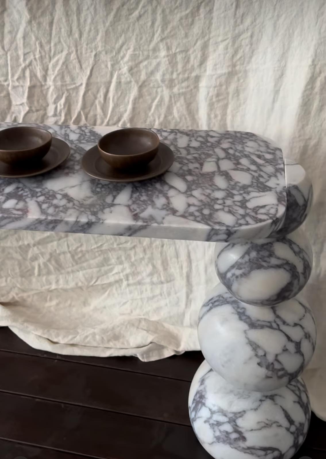 Viola Marble Console Table with Ball Legs In New Condition For Sale In AMSTERDAM, NL