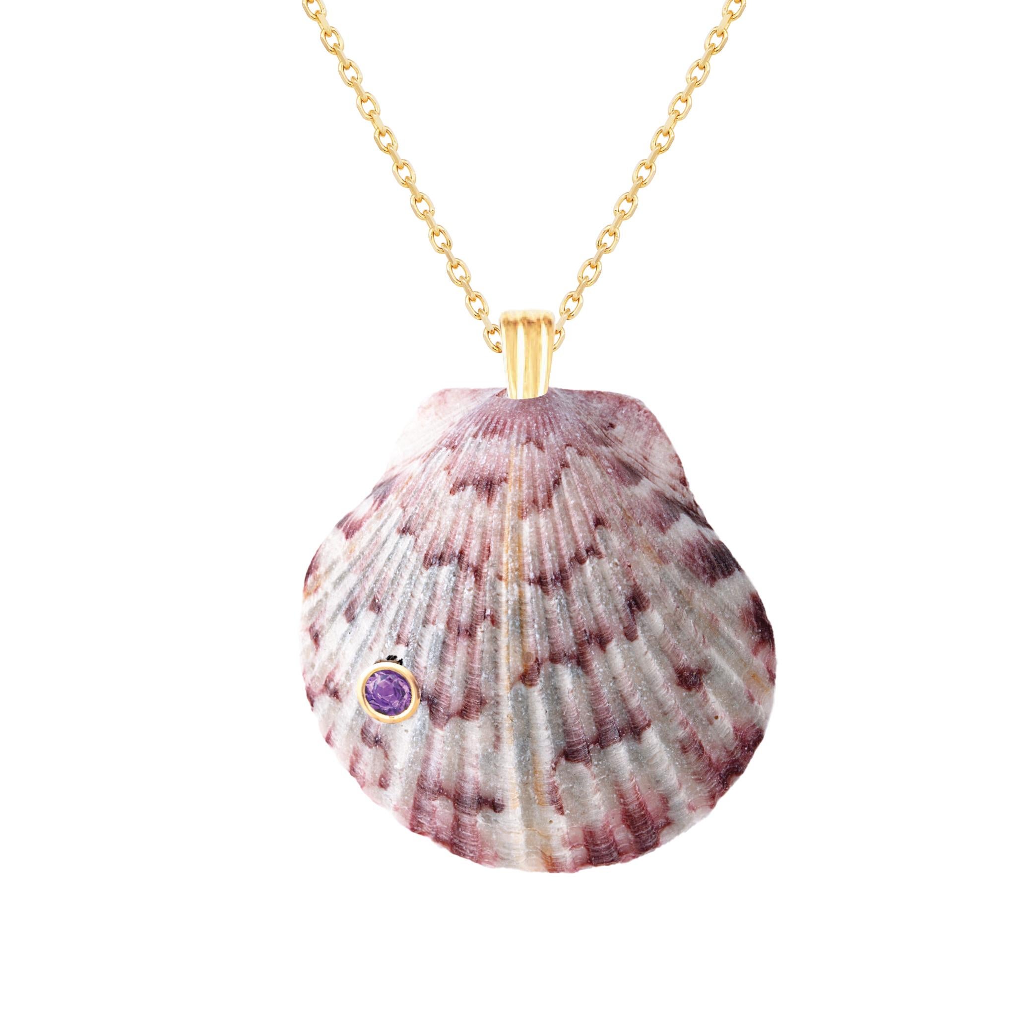 Ciondolo a forma di conchiglia Nature con finiture in oro massiccio 14k e gemma ametista naturale. Indossa questo ciondolo da solo o abbinalo ad altre catene d'oro per un bellissimo effetto a strati.  

L'ordine include un ciondolo a conchiglia,