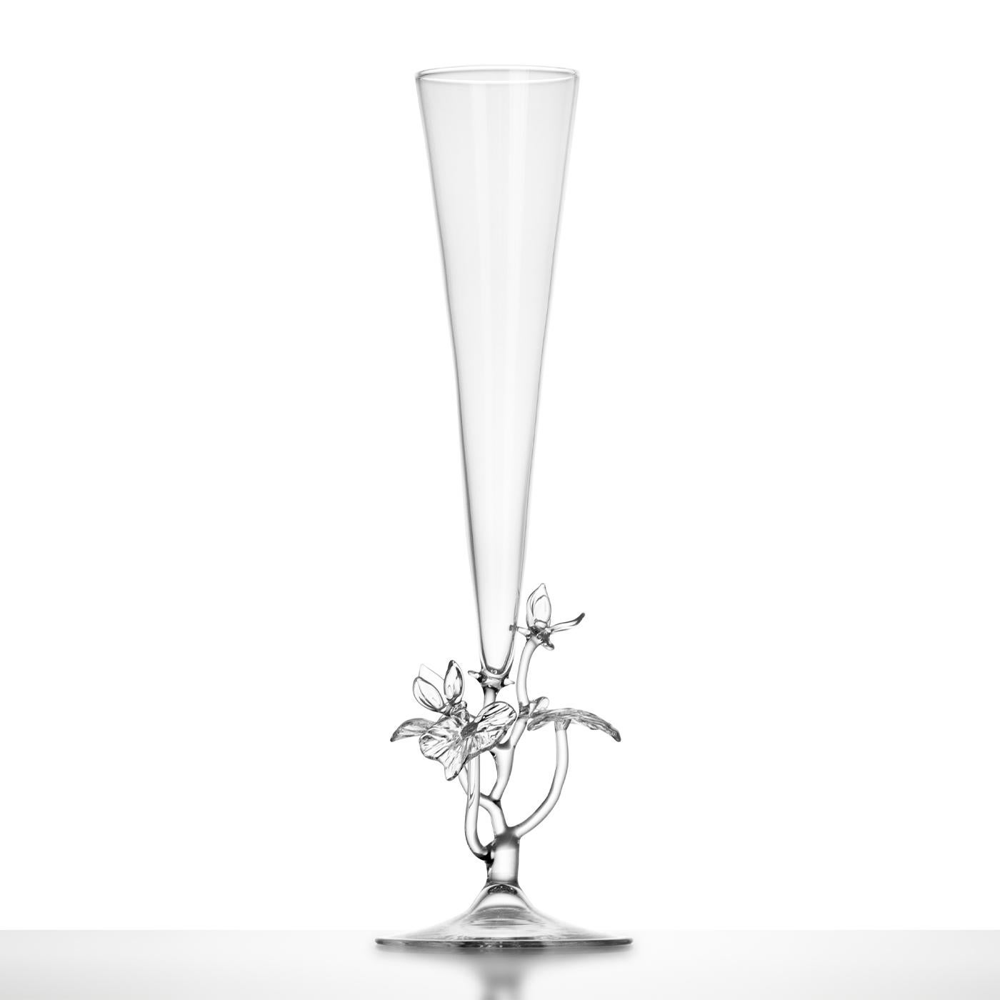 Diese Flöte gehört zu einer Kollektion von 21 Einzelstücken, die jeweils von einer anderen botanischen Art inspiriert sind und von Simone Crestani nach Archivzeichnungen von Fratelli Toso neu gestaltet wurden. Durch die Flamme der Lampe in