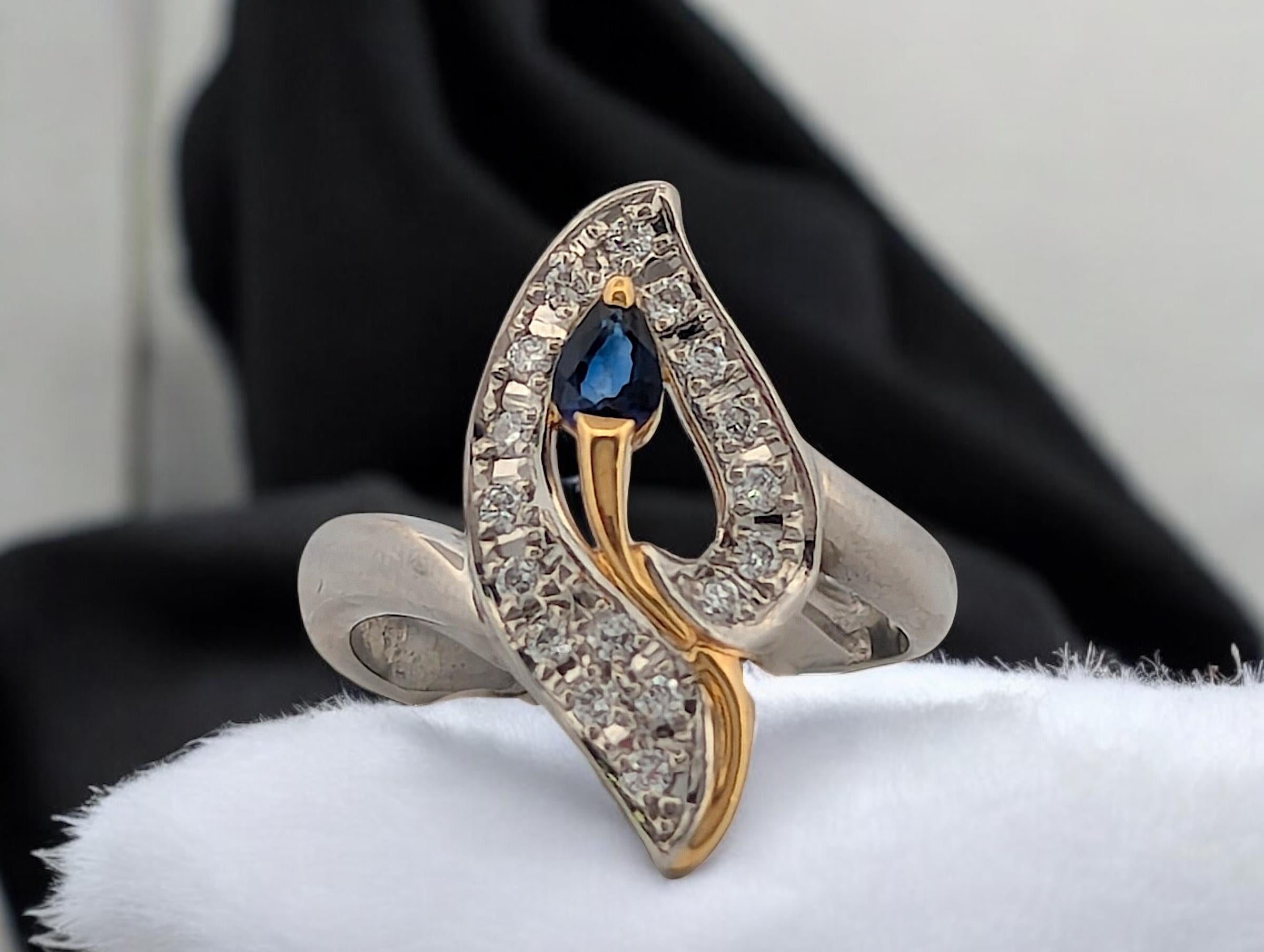 Dieser exquisite Ring aus Platin und 18 Karat Gelbgold besticht durch einen 0,20-karätigen Saphir, der von 0,20-karätigen natürlichen Diamanten akzentuiert wird und ein zeitloses und elegantes Design schafft. Dieser zweifarbige Ring ist perfekt für
