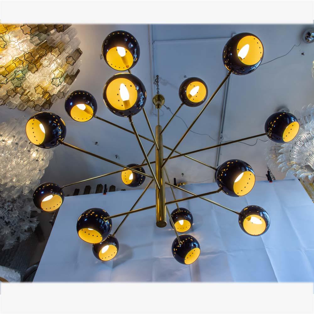 Viola Sputnik Lampe mit 16 lilafarbenen Lampenschirmen, Struktur aus Messing von Diego Mardegan im Angebot 1