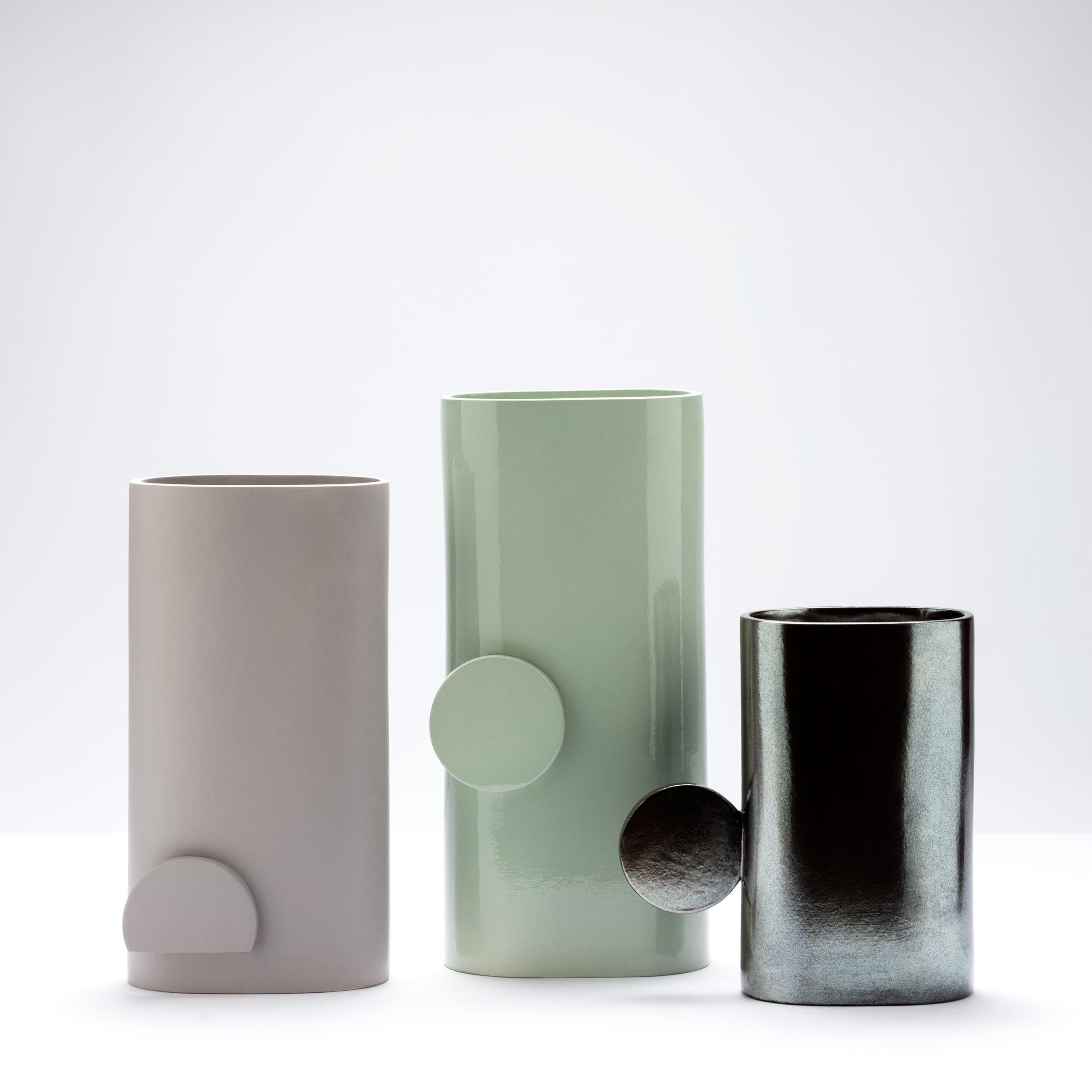 Italian Vase Viola - Collection Trio - Vase en bronze émaillé or fabriqué à la main en Italie en vente