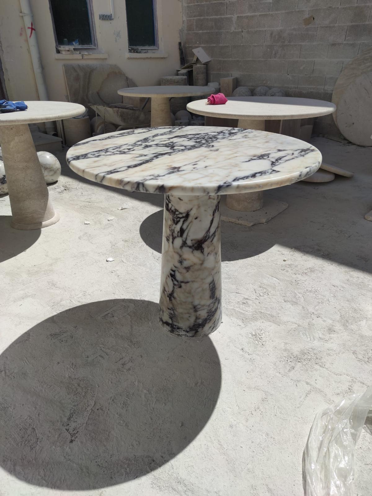 Mid-Century Modern Viola Veined Round Dining Table en vente