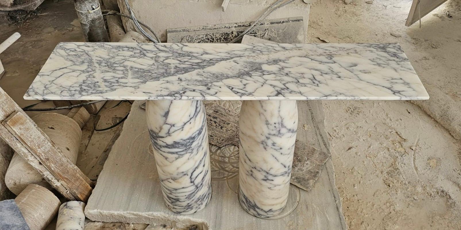 Konsole aus hochwertigem geädertem Viola-Marmor. Diese Konsole kann in den von Ihnen gewünschten Abmessungen angefertigt werden. Die Bellini-Sockel sind eine Skulptur für sich. 

Entworfen von MY HABITAT DESIGN, einem Studio für Innenarchitektur mit