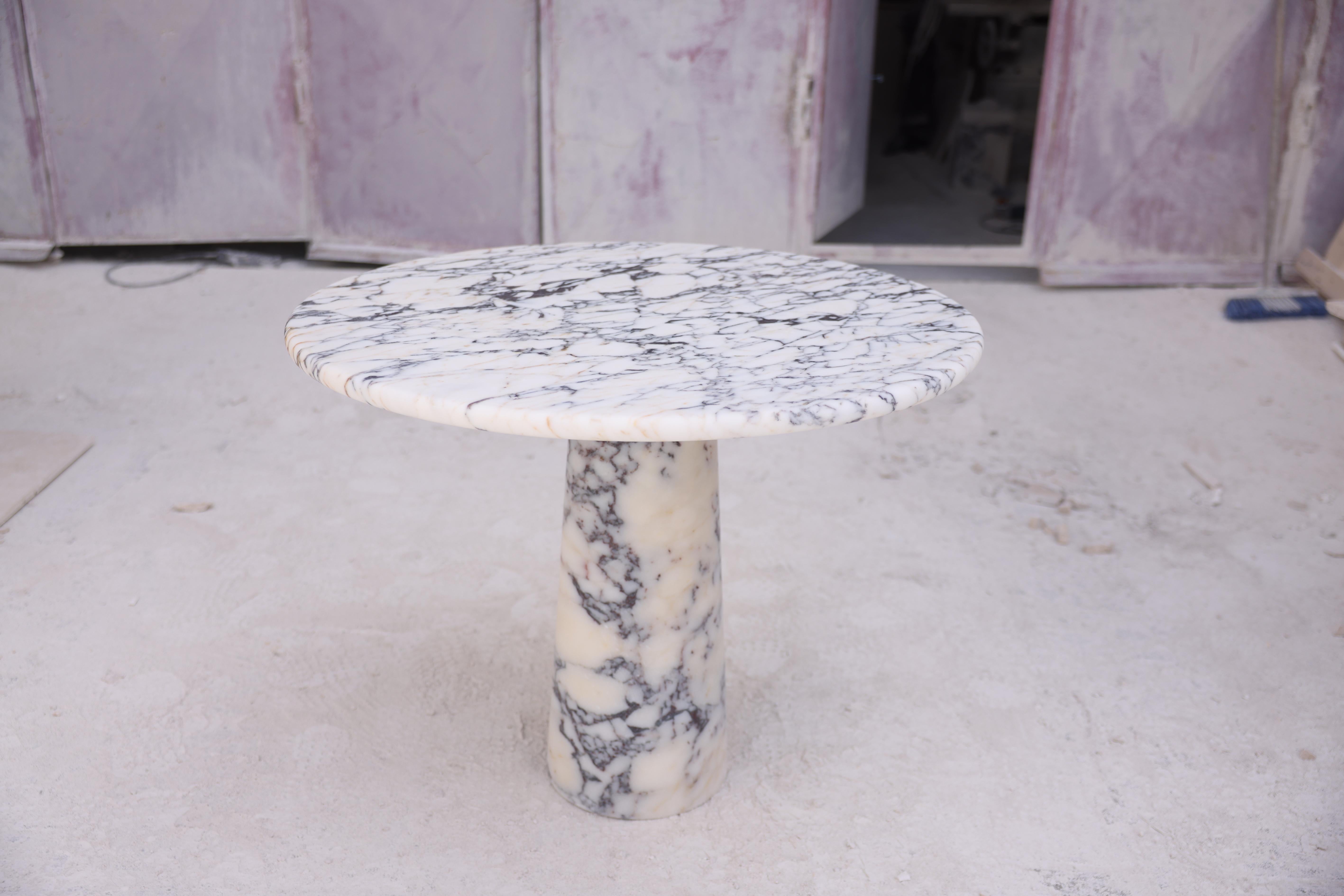 Cette table minimaliste est fabriquée en marbre veiné Viola et présente un plateau circulaire qui s'équilibre en toute sécurité et sans effort grâce à son propre poids.

Inspirée des designs vintage emblématiques d'Angelo Mangiarotti, la base