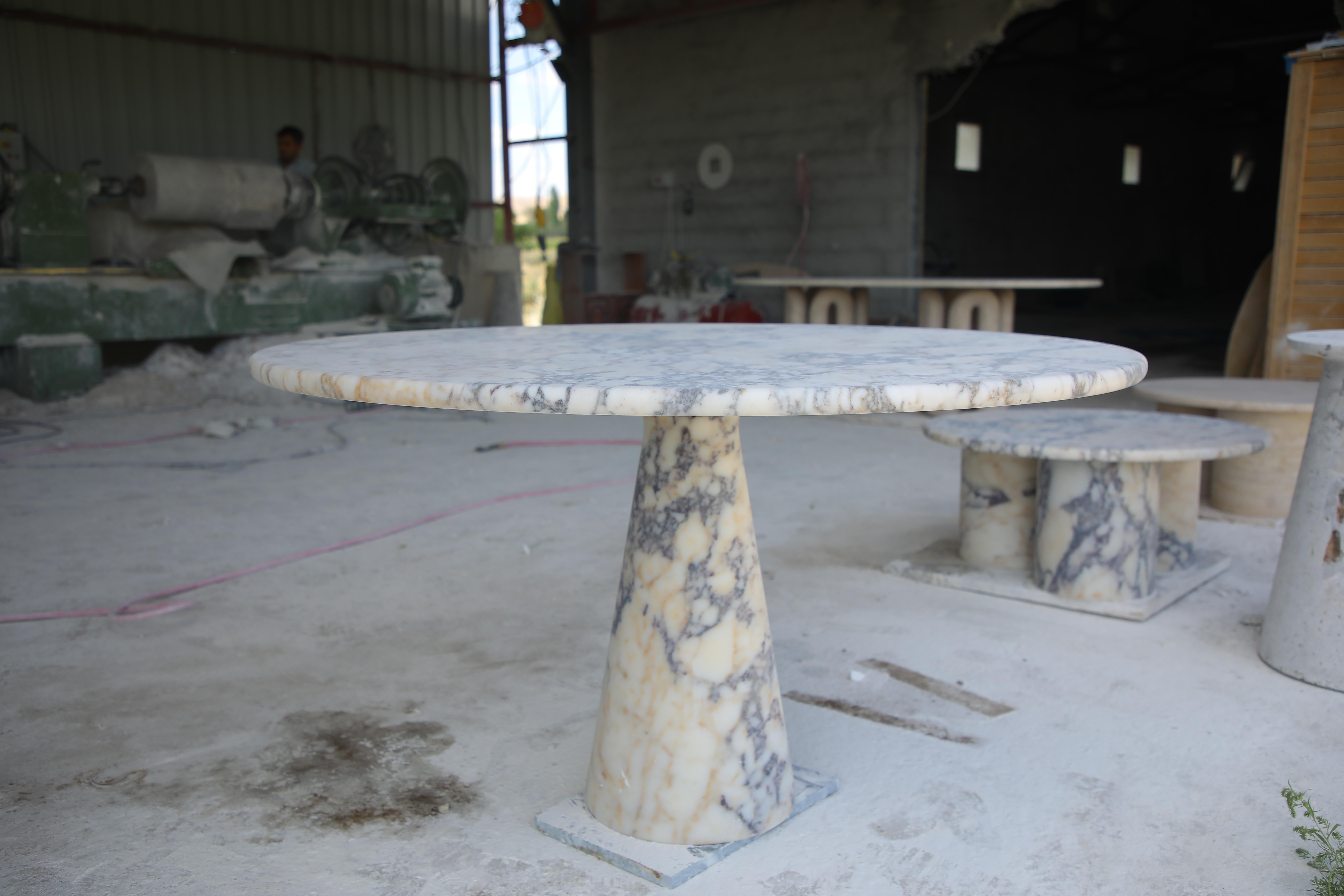 Cette table minimaliste est fabriquée en marbre veiné Viola et présente un plateau circulaire qui s'équilibre en toute sécurité et sans effort grâce à son propre poids.

Inspirée des designs vintage emblématiques d'Angelo Mangiarotti, la base