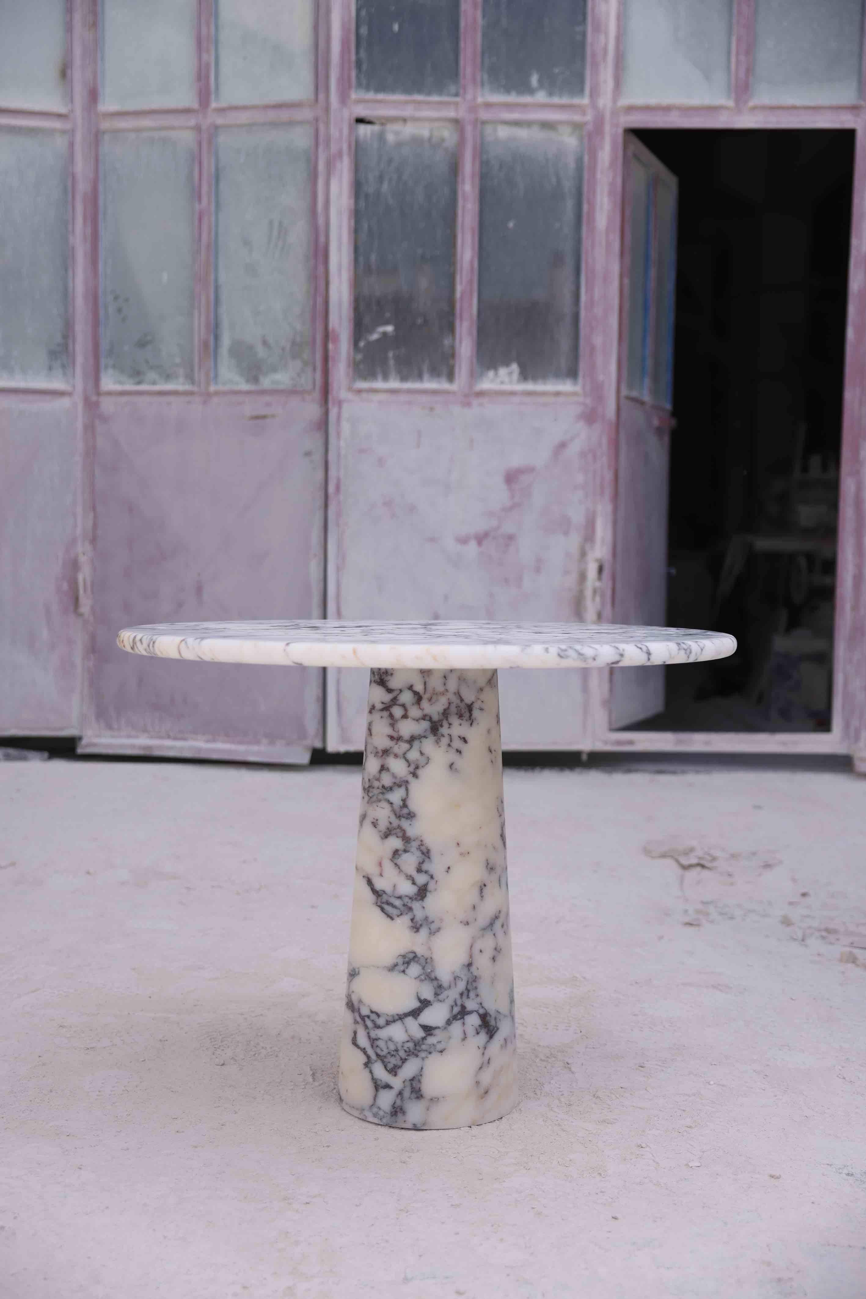 Mid-Century Modern Table de salle à manger ronde Viola Veined Violet dans le style de 1970 Angelo Mangiarotti en vente
