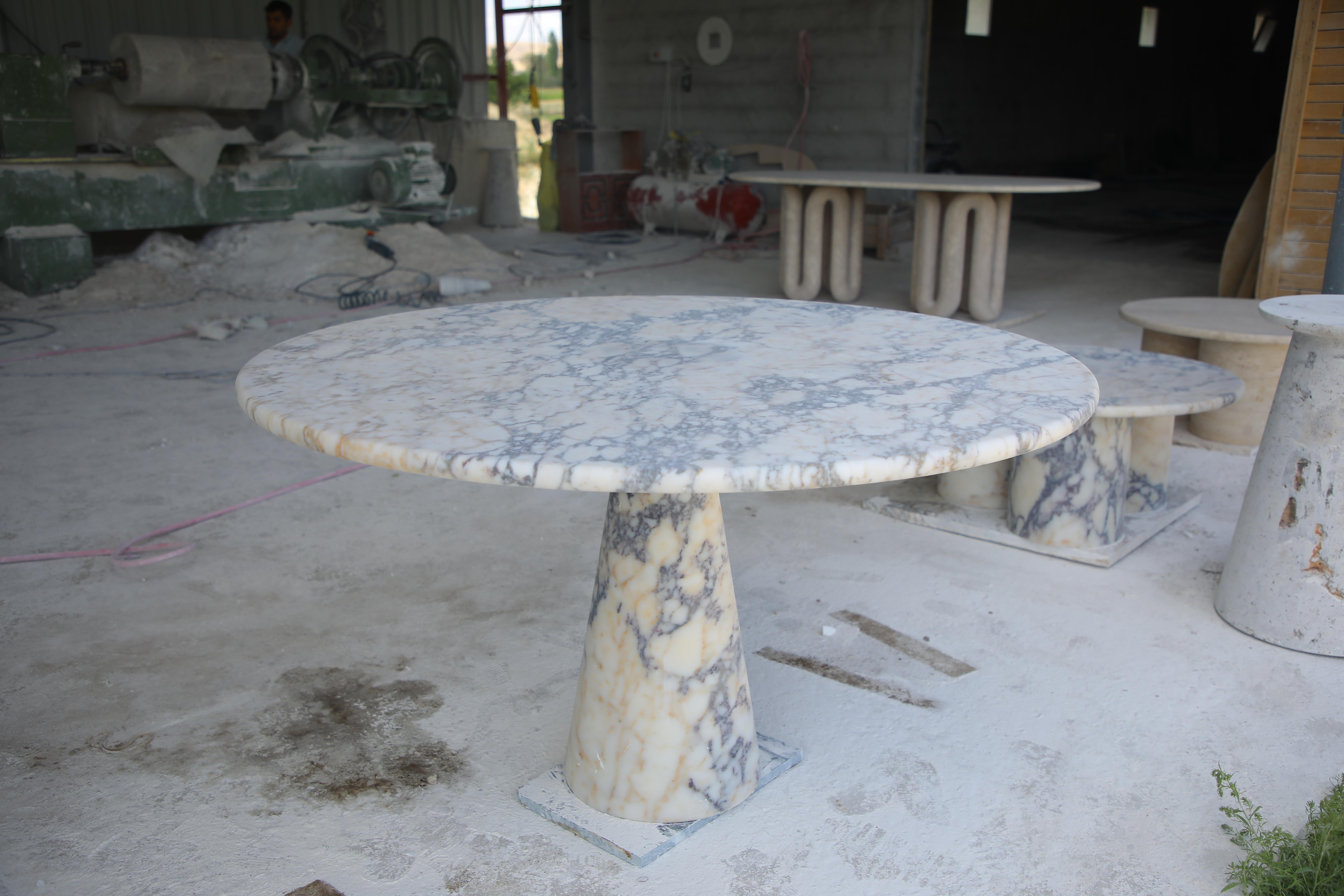 Mid-Century Modern Table de salle à manger ronde Viola Veined Violet dans le style de 1970 Angelo Mangiarotti en vente