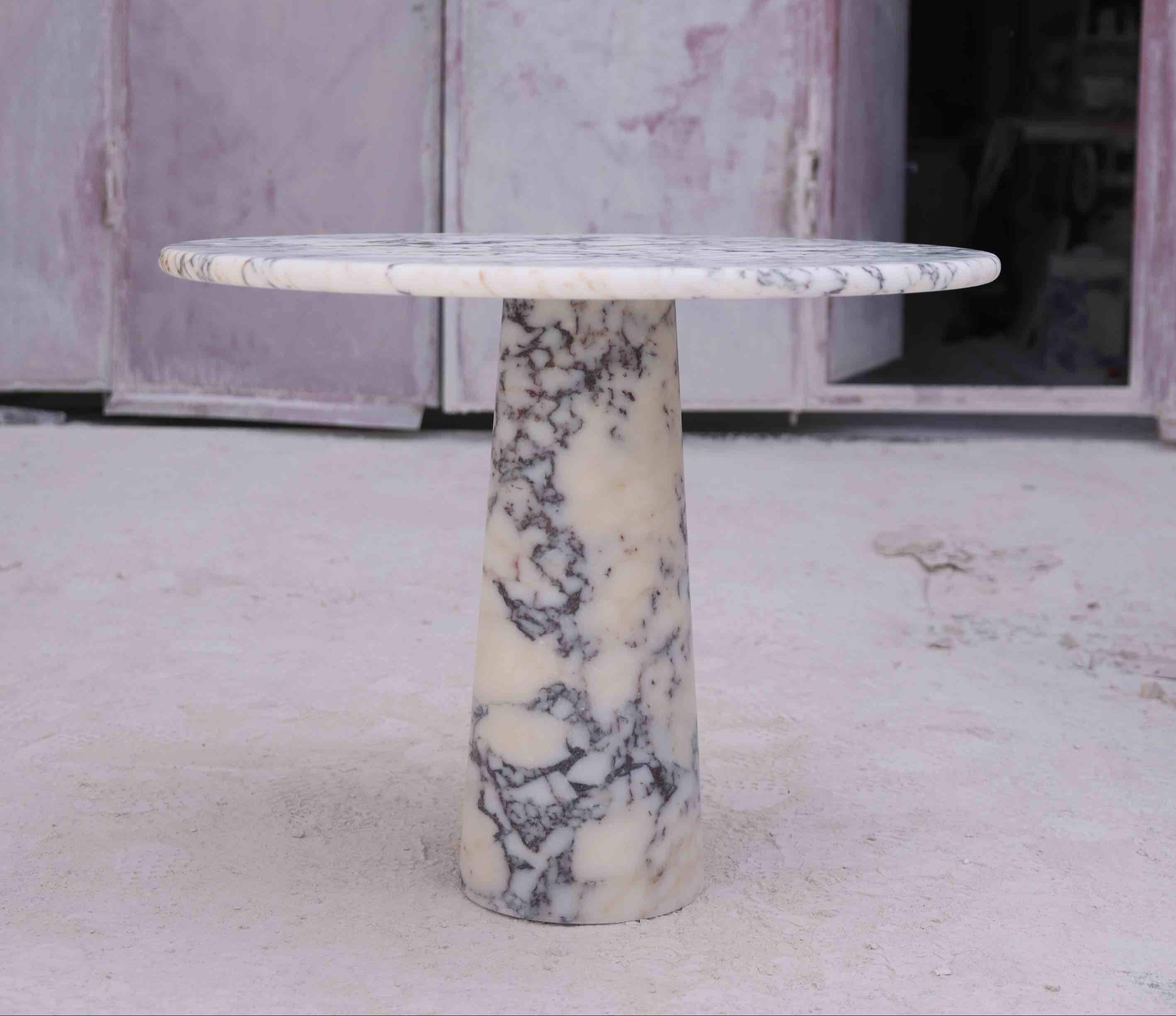 Inconnu Table de salle à manger ronde Viola Veined Violet dans le style de 1970 Angelo Mangiarotti en vente