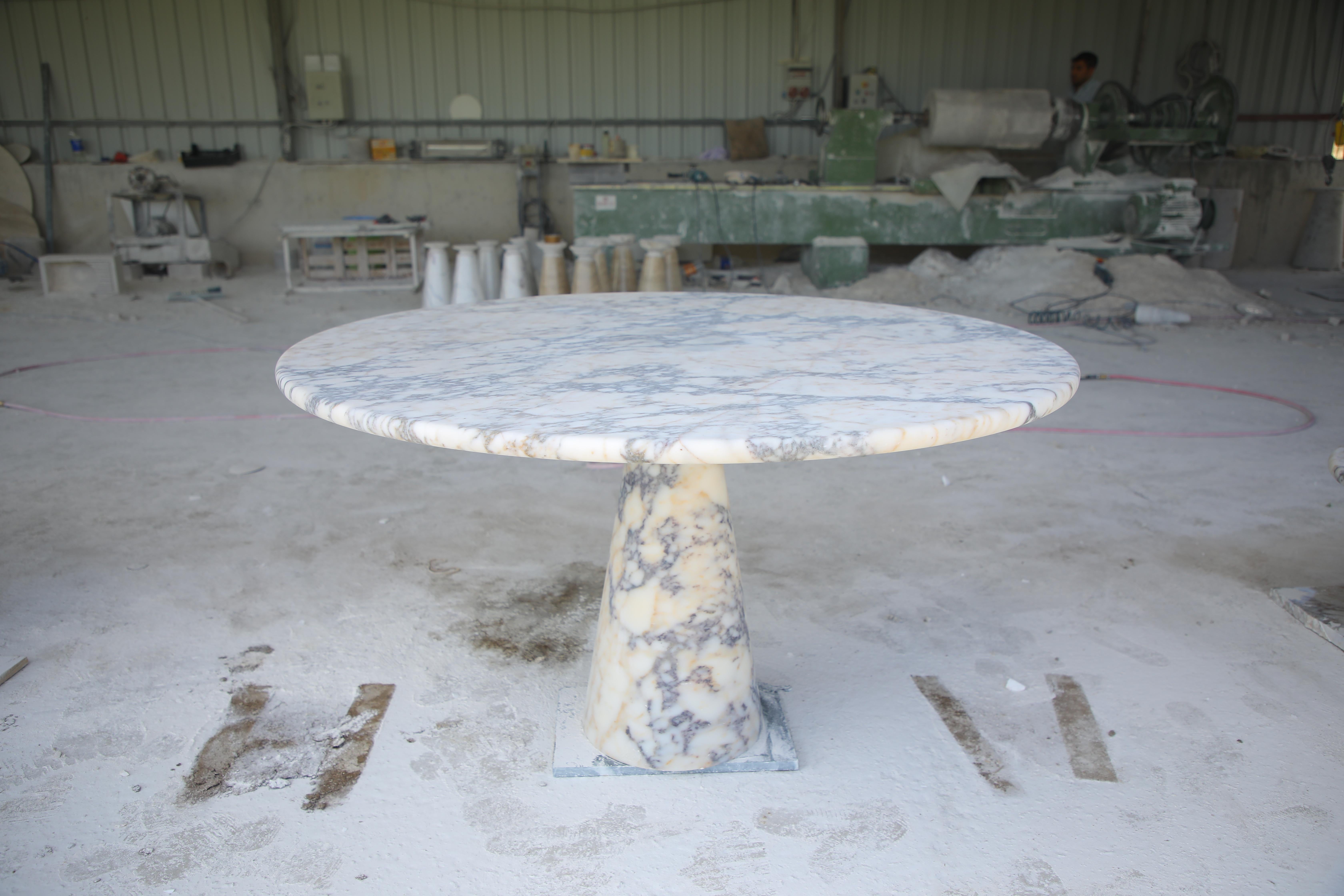 Inconnu Table de salle à manger ronde Viola Veined Violet dans le style de 1970 Angelo Mangiarotti en vente