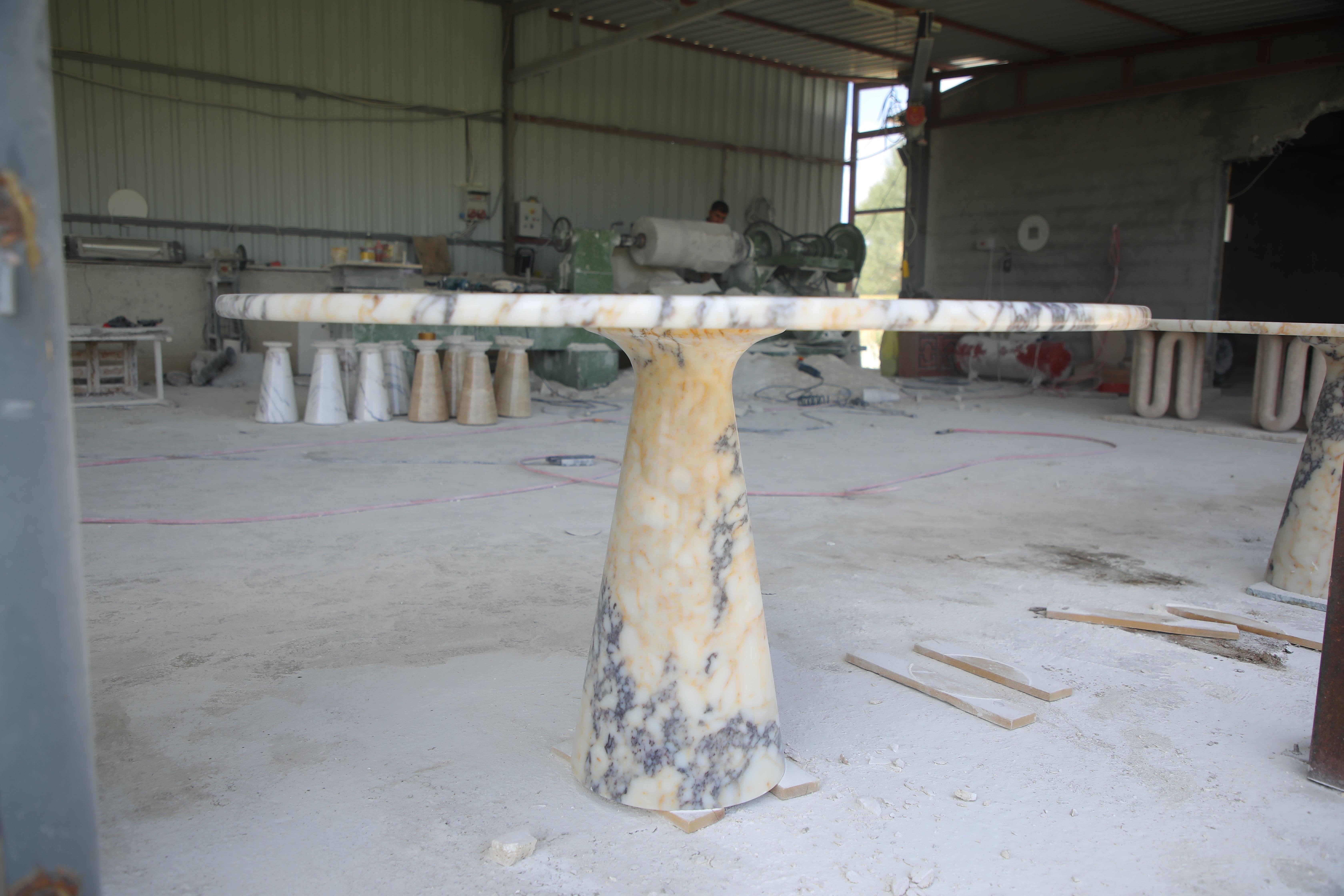 Table de salle à manger ronde Viola Veined Violet dans le style de 1970 Angelo Mangiarotti Neuf - En vente à Amsterdam, NH