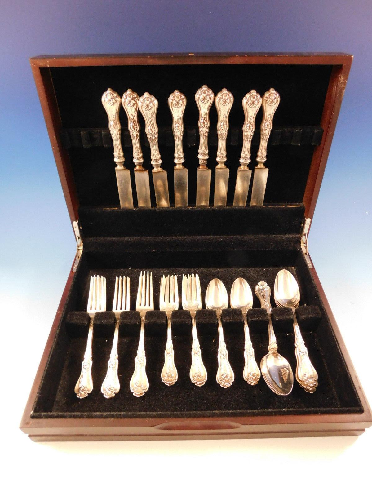 Set di posate in argento sterling Violet by Whiting - 40 pezzi. Questo set comprende:

8 coltelli, con lame smussate originali argentate, da 9