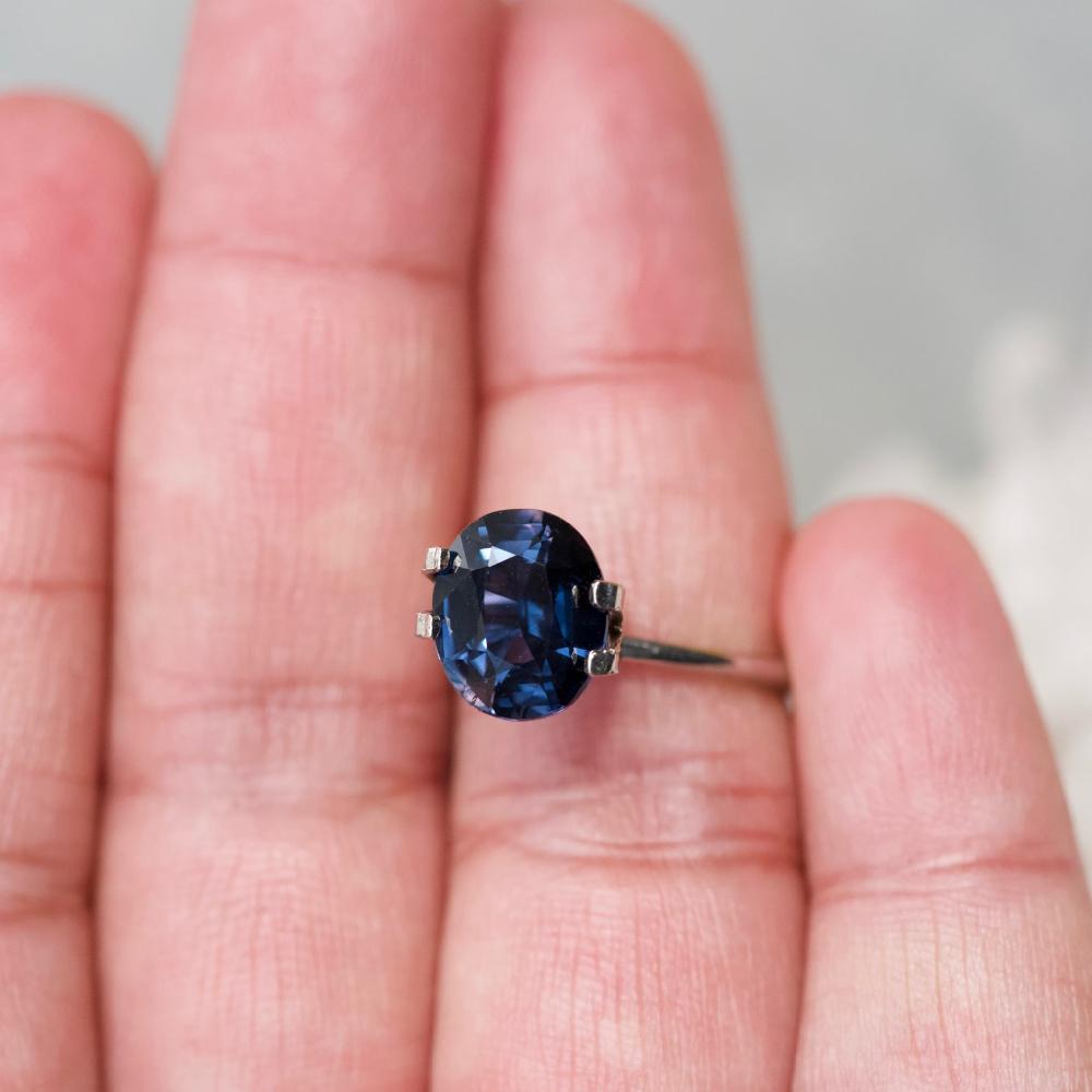 Modern Violet Colour Shift Sapphire 4.12 Ct Oval Natural Heated, Loose Gemstone For Sale