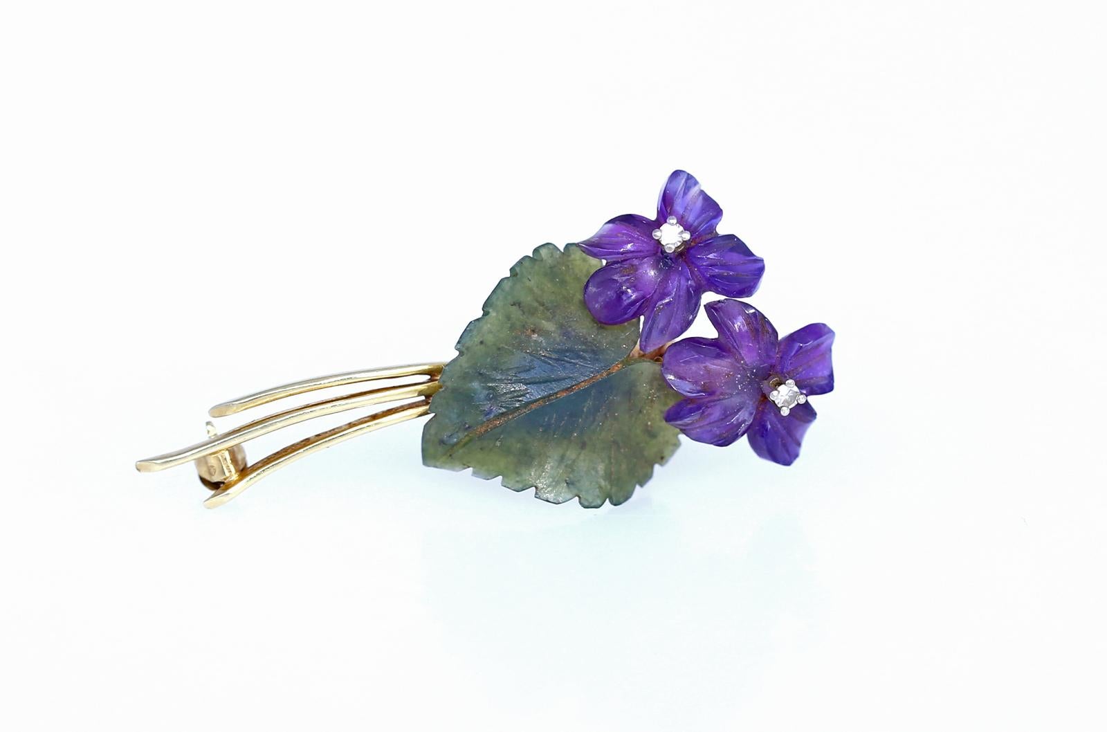 Violet Flower Amethyst Jade Diamond Brooch Pin 14 Karat Gold, 1940s In Good Condition In Herzelia, Tel Aviv
