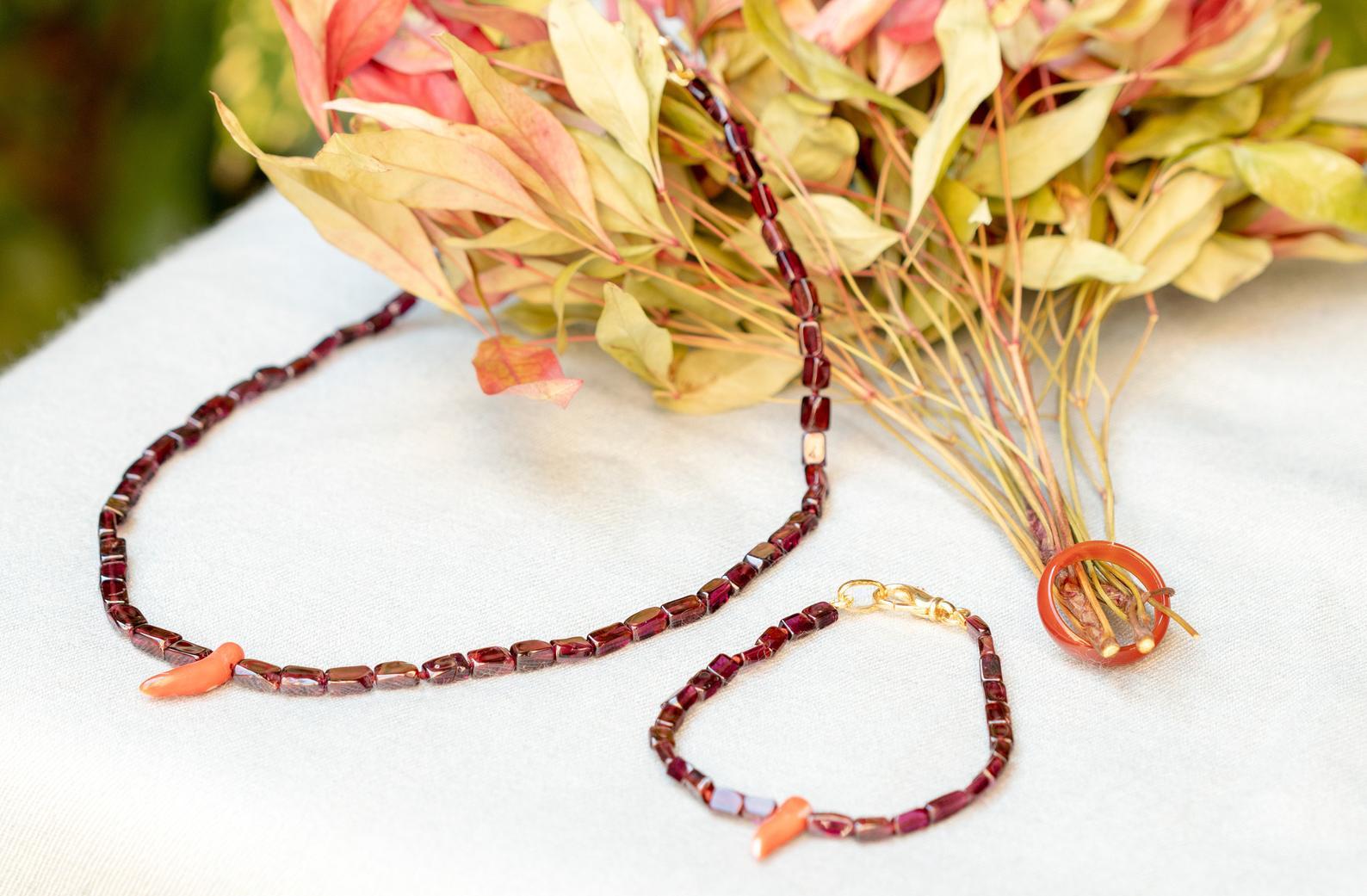 A fresh design made with rectangle shaped violet garnet beads. Immerse yourself in the beauty of this uniquely designed necklace and bracelet with natural stones full of life and color. A hawaiian inspirational jewel which will match any beach