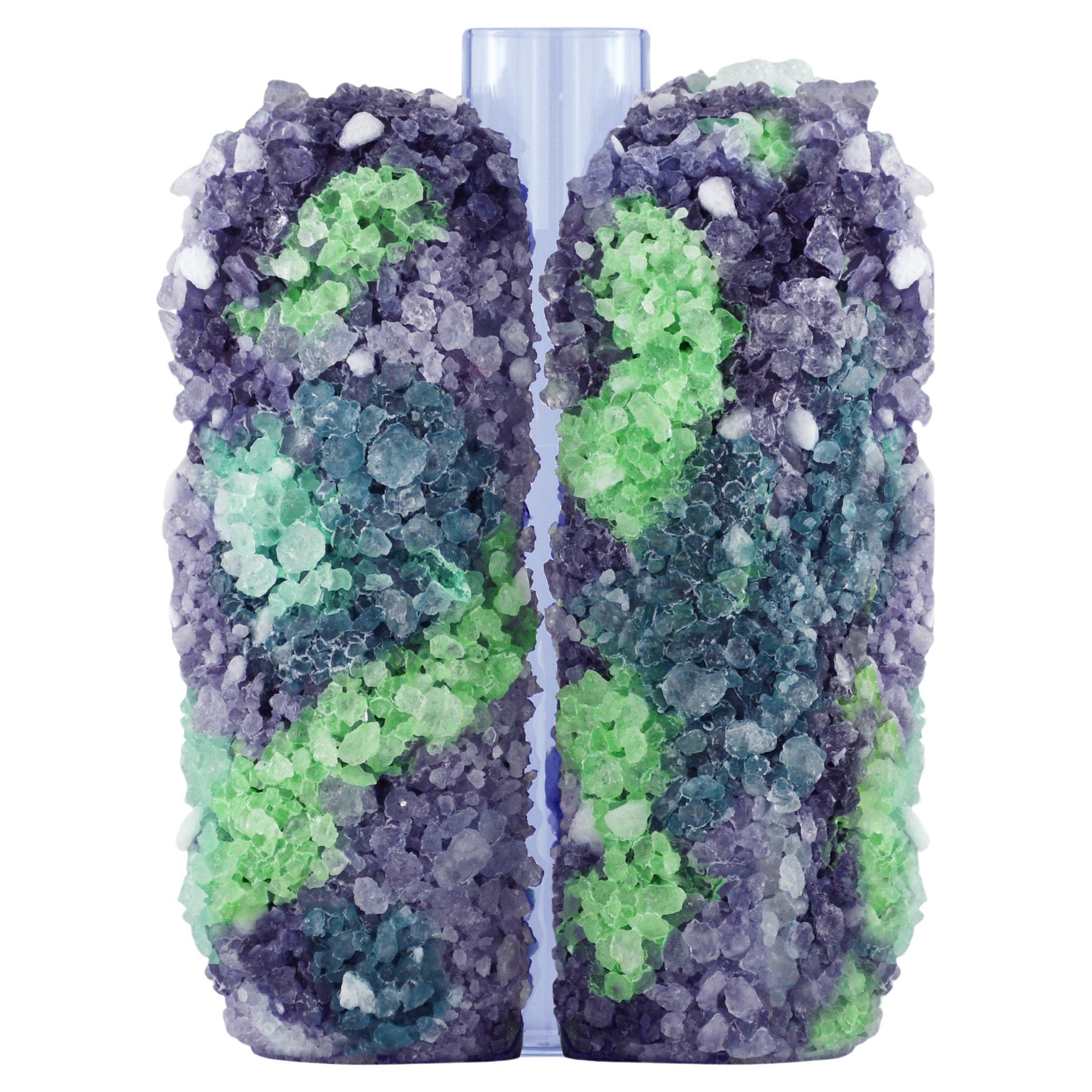 Vase aus handgefertigtem Stein mit Bergkristallen in Violett & Grün von COKI im Angebot