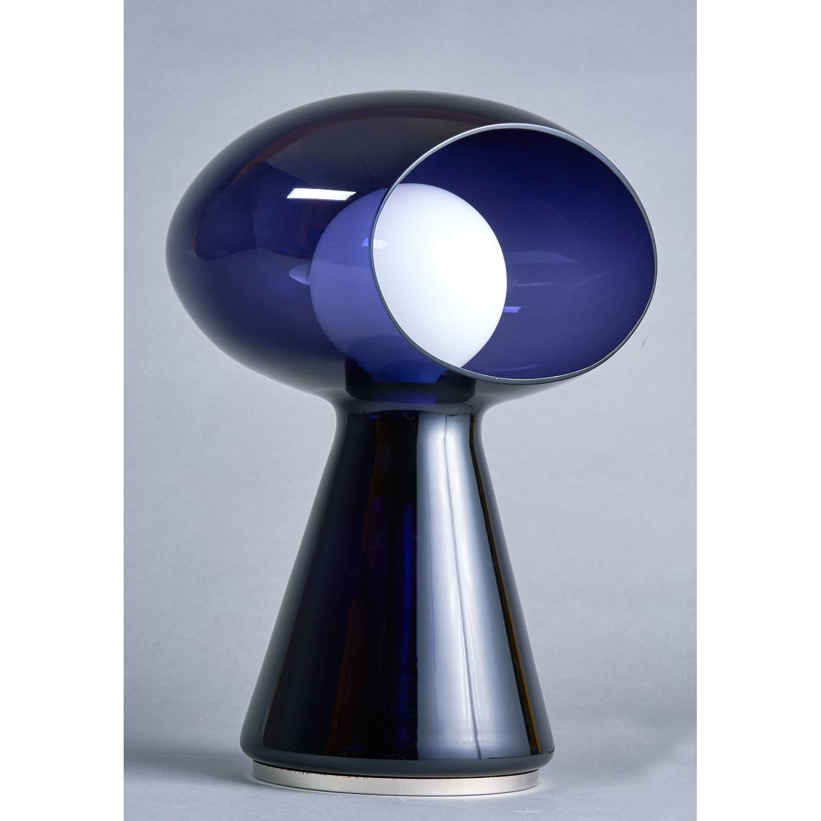 Vistosi
Rare lampe sculpturale en verre soufflé de Murano de couleur violette par Vistosi,
avec étiquettes Murano et Vistosi
Italie, années 1970.
Dimensions : 17 H x 12 Ø.
Recâblé pour une utilisation aux États-Unis avec une ampoule à culot standard.