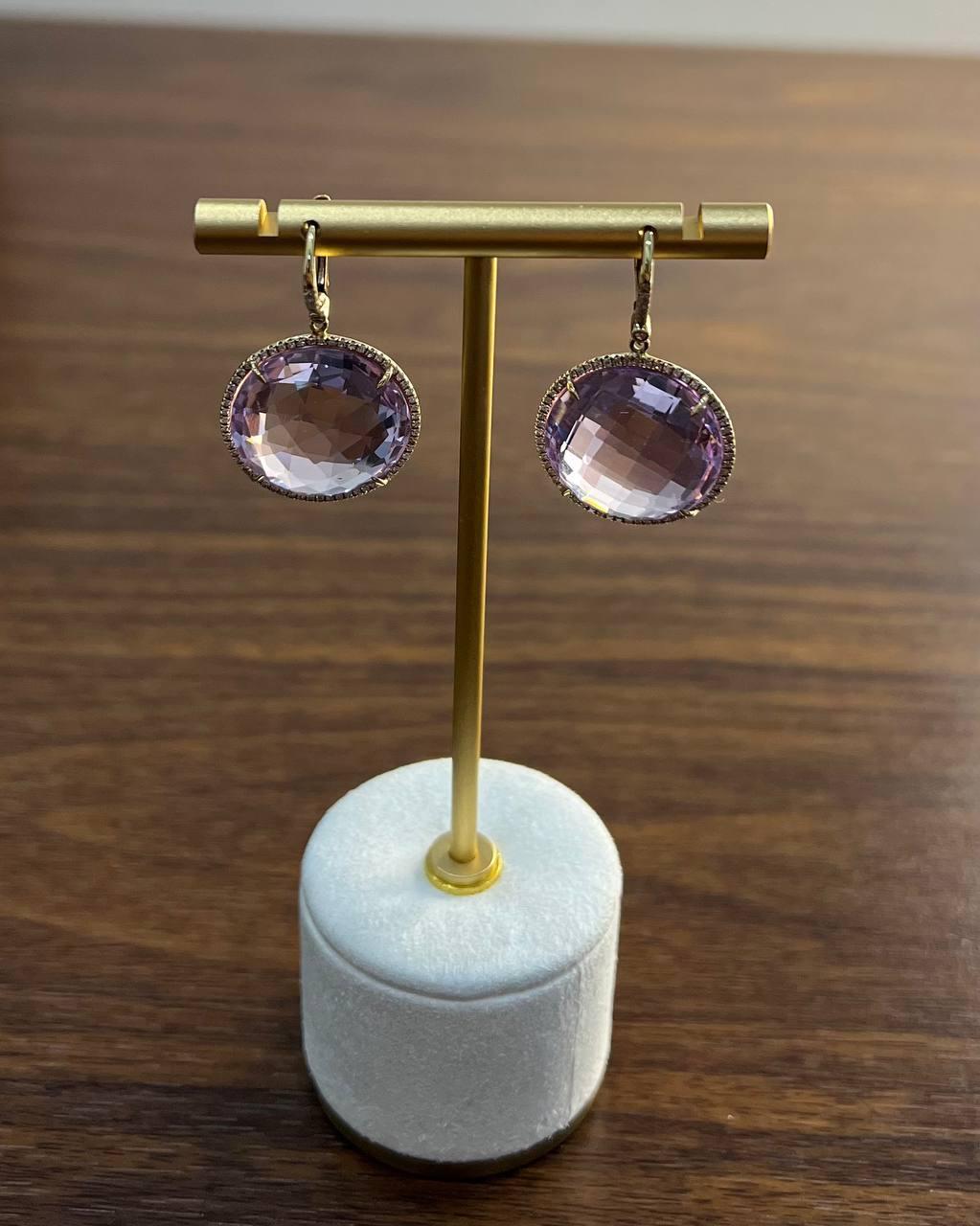 Elegantes boucles d'oreilles pendantes en or 14k avec améthyste. Ces boucles d'oreilles exquises présentent de grandes améthystes roses violettes facettées, serties dans une délicate monture en or. Les pierres sont de forme ovale et présentent une
