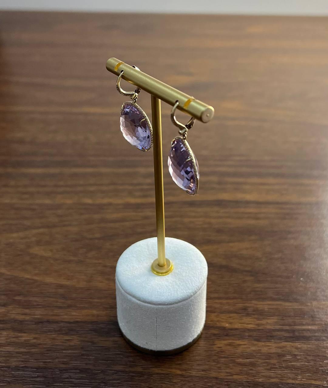 Boucles d'oreilles uniques en or jaune 14K avec pendentifs en améthyste rose violet et diamants sertis en halo Neuf - En vente à Oakton, VA