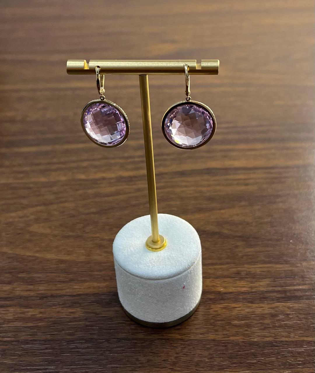 Boucles d'oreilles uniques en or jaune 14K avec pendentifs en améthyste rose violet et diamants sertis en halo en vente 2