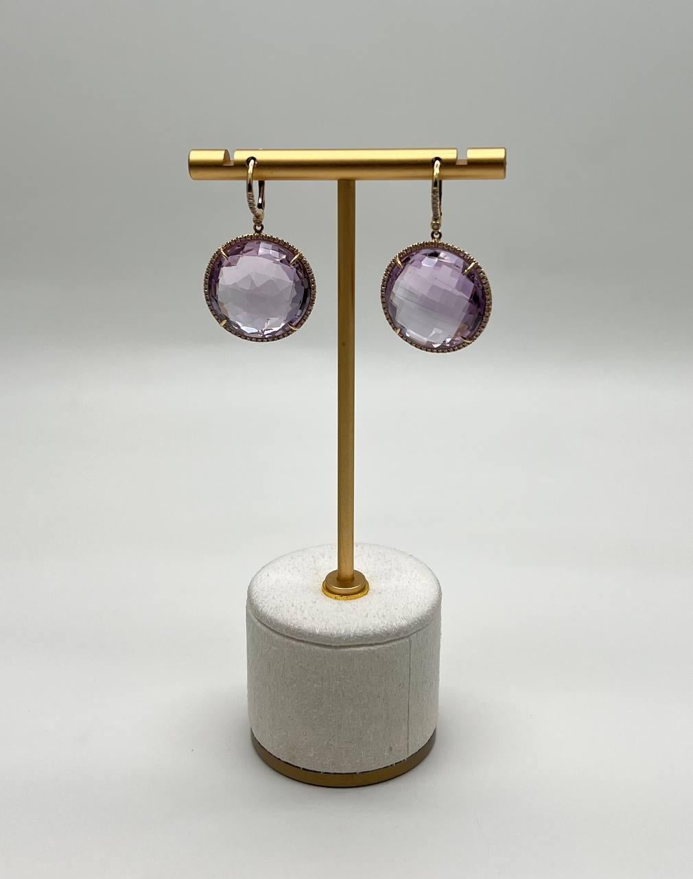 Boucles d'oreilles uniques en or jaune 14K avec pendentifs en améthyste rose violet et diamants sertis en halo en vente 3