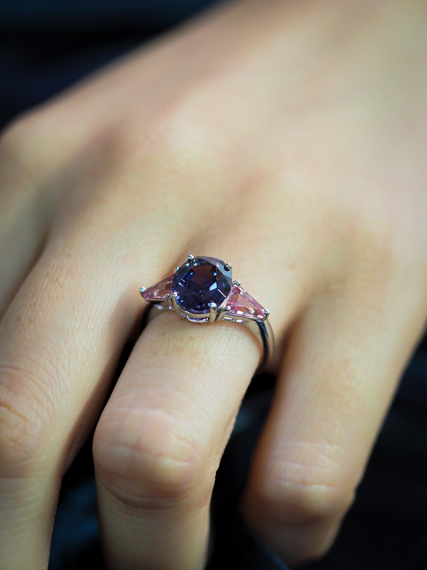 Modern Violet & Pink Spinel Ring, 18k White Gold Violet & Pink Spinels Ring For Sale