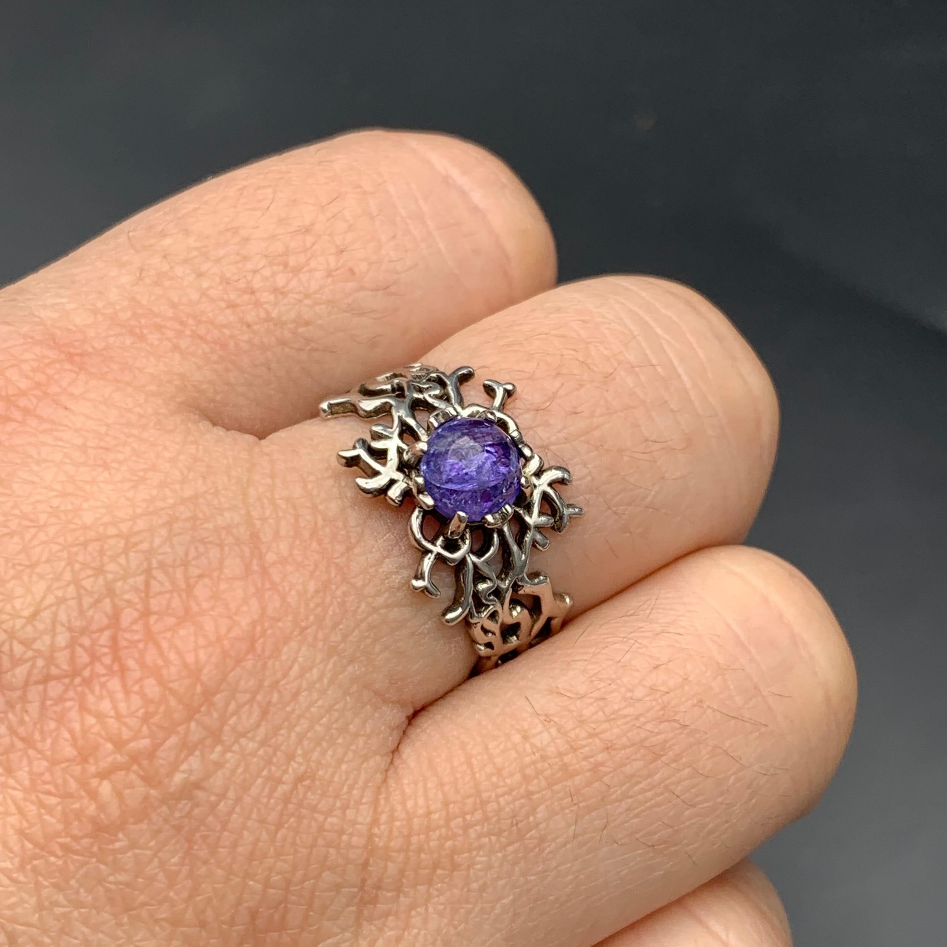 Anello con gemma di tanzanite naturale di colore viola, argento 925!!!

💎 TIPO DI GEMMA: Tanzanite
⚖️ PESO: 3,49 grammi
🪚 FORMA E TAGLIO: Cabochon 
💍 MISURA DELL'ANELLO (MM): 9
🌈 COLORE: Viola porpora
🔎 CHIAREZZA: Moderatamente inclusa 
🧪