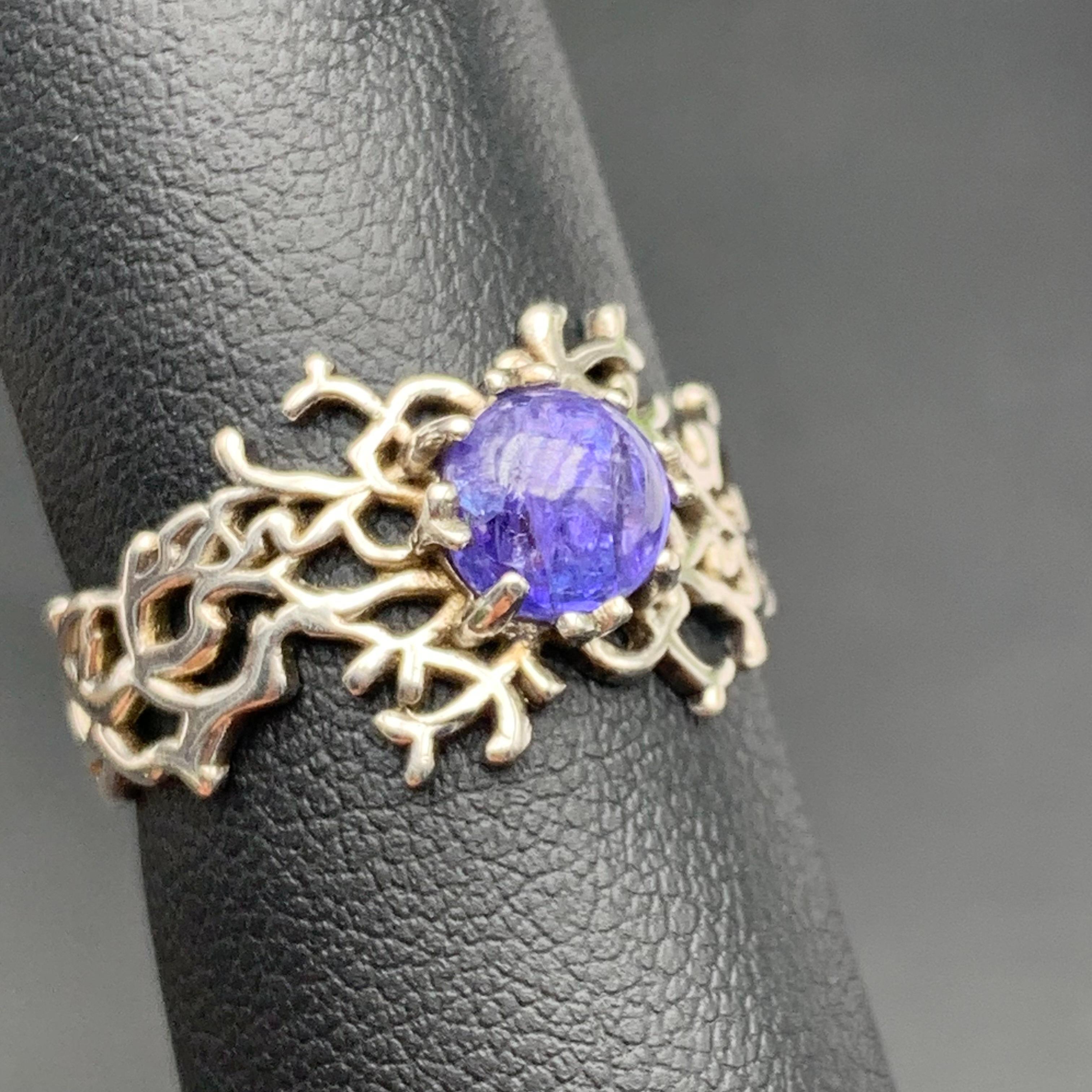 Cabochon Anello con gemma di tanzanite naturale di colore viola, argento 925, cabochon rotondo in vendita