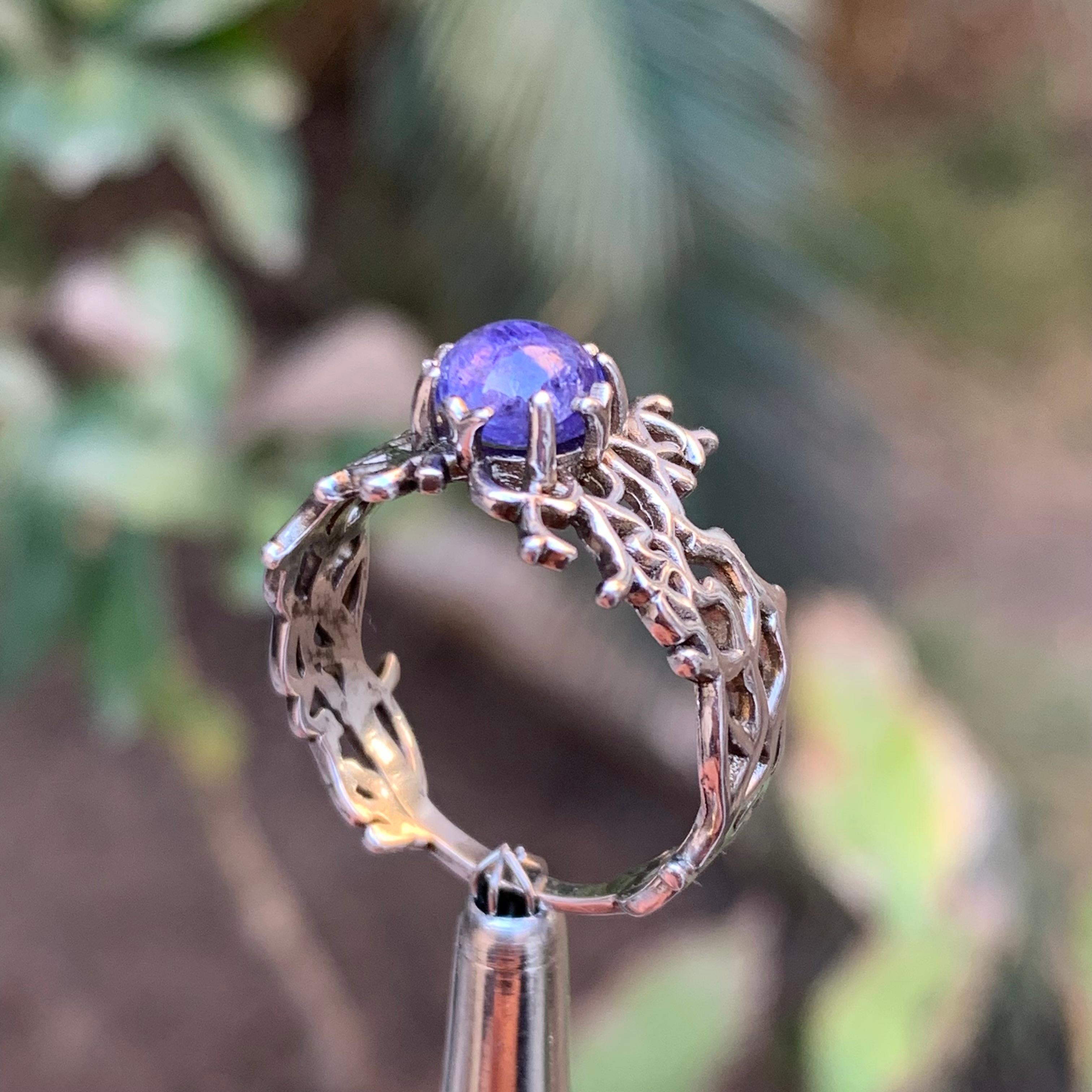 Anello con gemma di tanzanite naturale di colore viola, argento 925, cabochon rotondo In condizioni Nuovo in vendita a Peshawar, PK