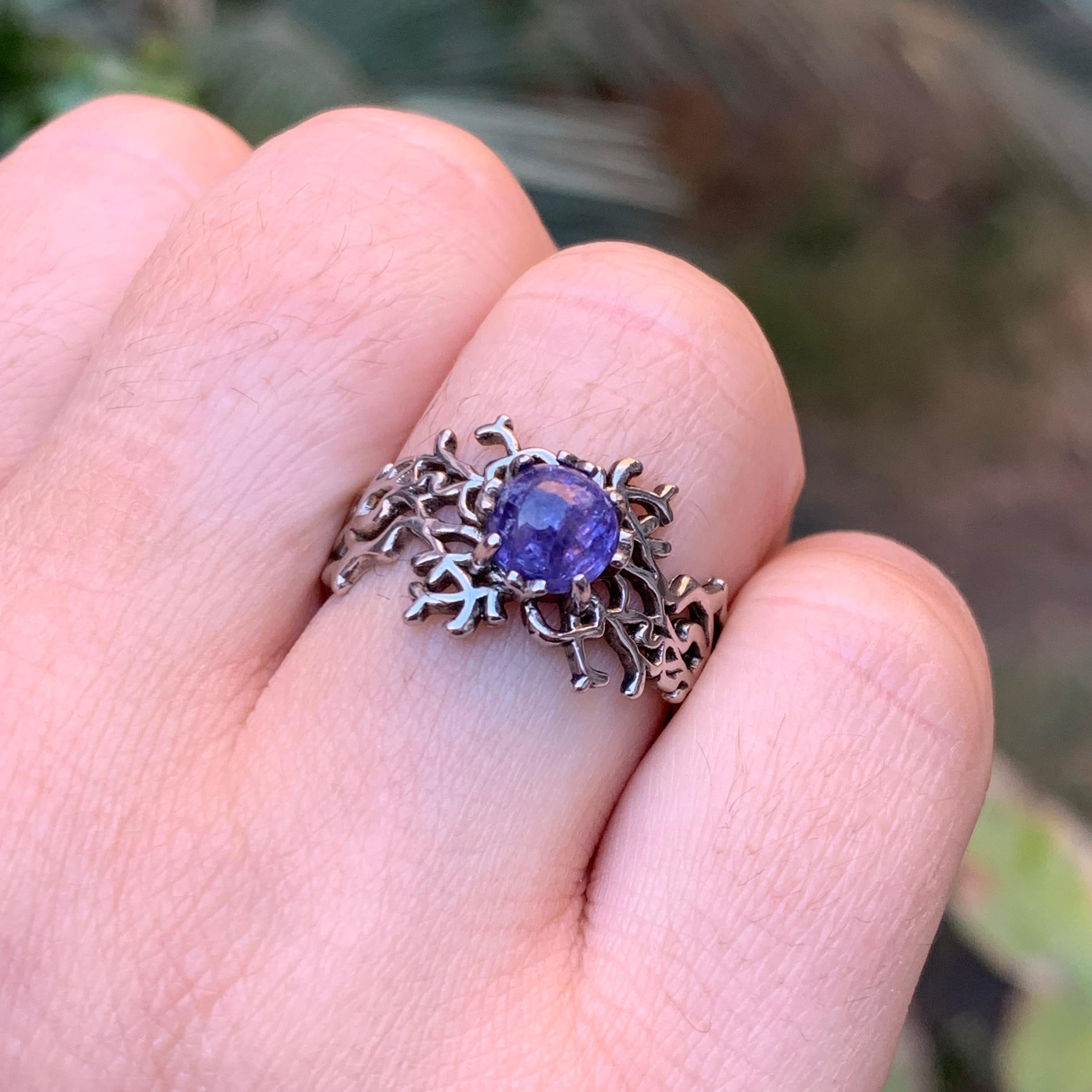 Anello con gemma di tanzanite naturale di colore viola, argento 925, cabochon rotondo in vendita 1