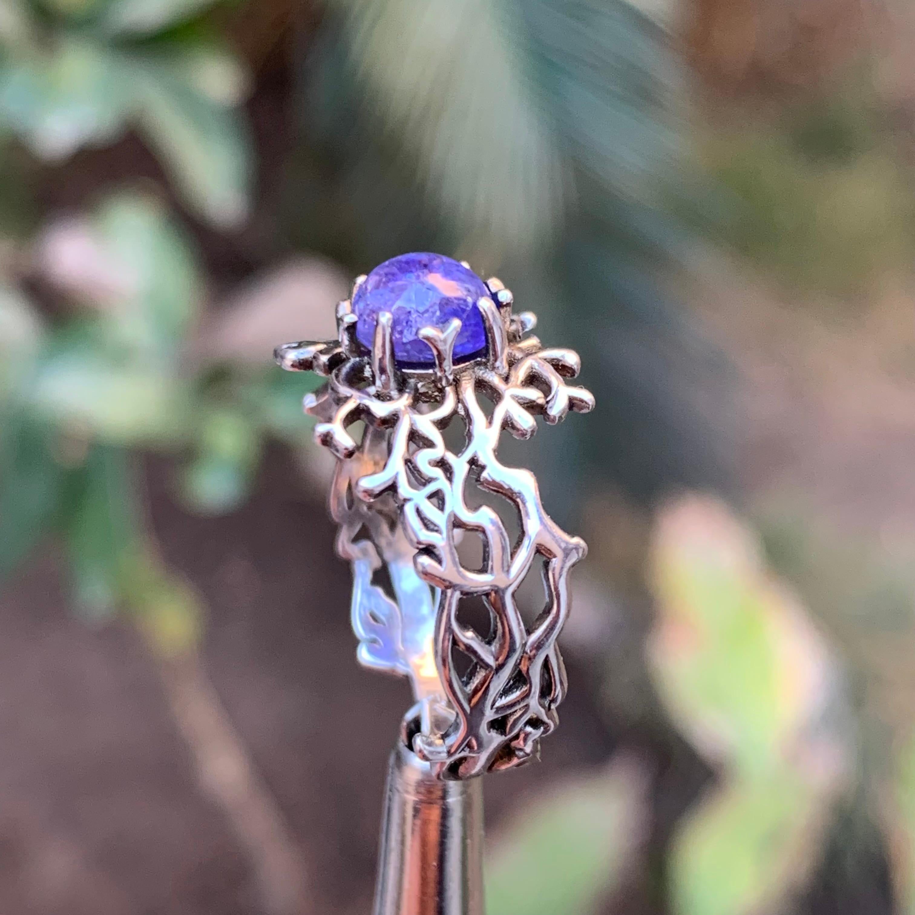 Anello con gemma di tanzanite naturale di colore viola, argento 925, cabochon rotondo in vendita 3