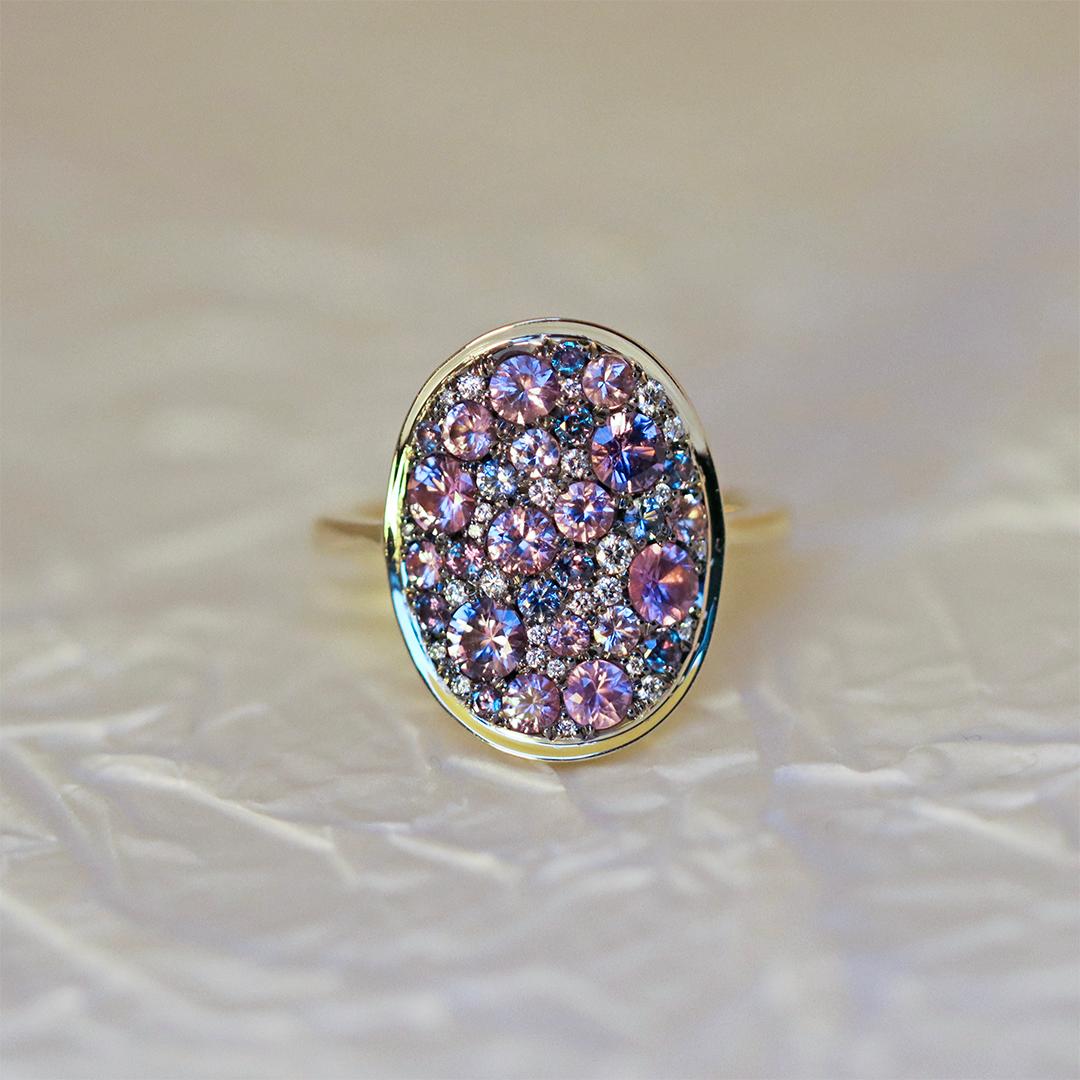 Discover the beauty and precision of Belgian craftsmanship in this unheated Sapphire, Alexandrite and Diamond ring by jewellery designer 'Joke Quick'. 

At the heart of this ring, Created entirely by hand without any casting or printing techniques,
