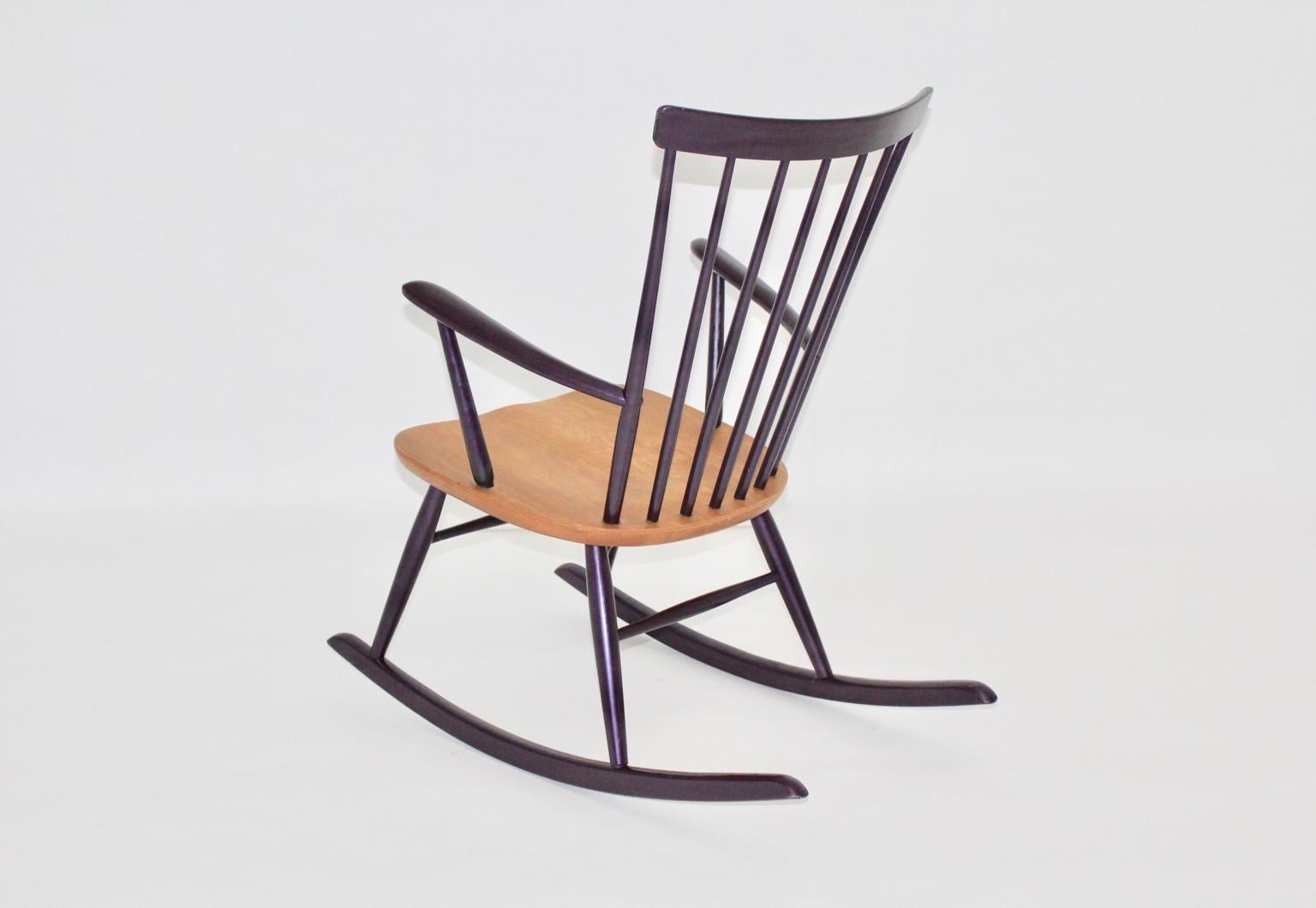 Autrichien Fauteuil à bascule violet moderne du milieu du siècle dernier Roland Rainer Vienne, vers 1958 en vente