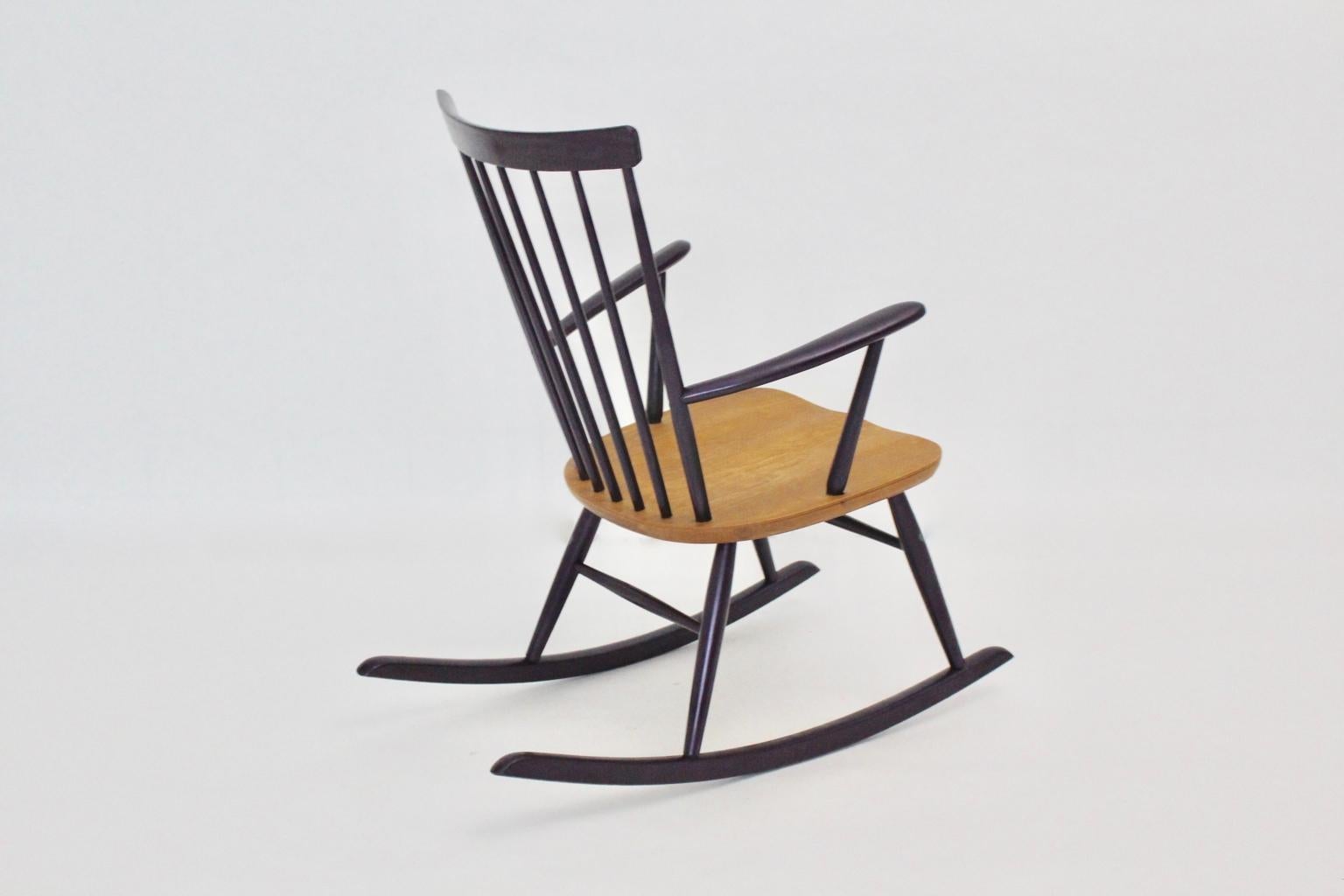 Fauteuil à bascule violet moderne du milieu du siècle dernier Roland Rainer Vienne, vers 1958 Bon état - En vente à Vienna, AT