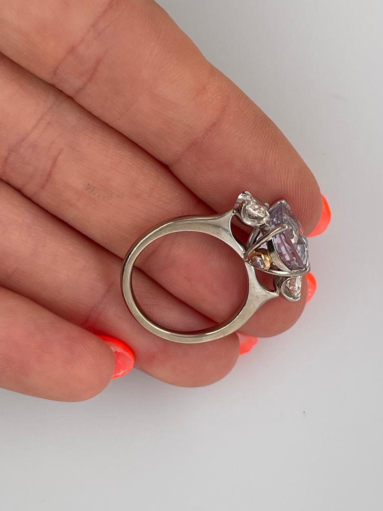 Trilogie-Ring mit 5,32 Karat violettem Saphir und Diamant im alten Minenschliff mit rosa Diamanten 10
