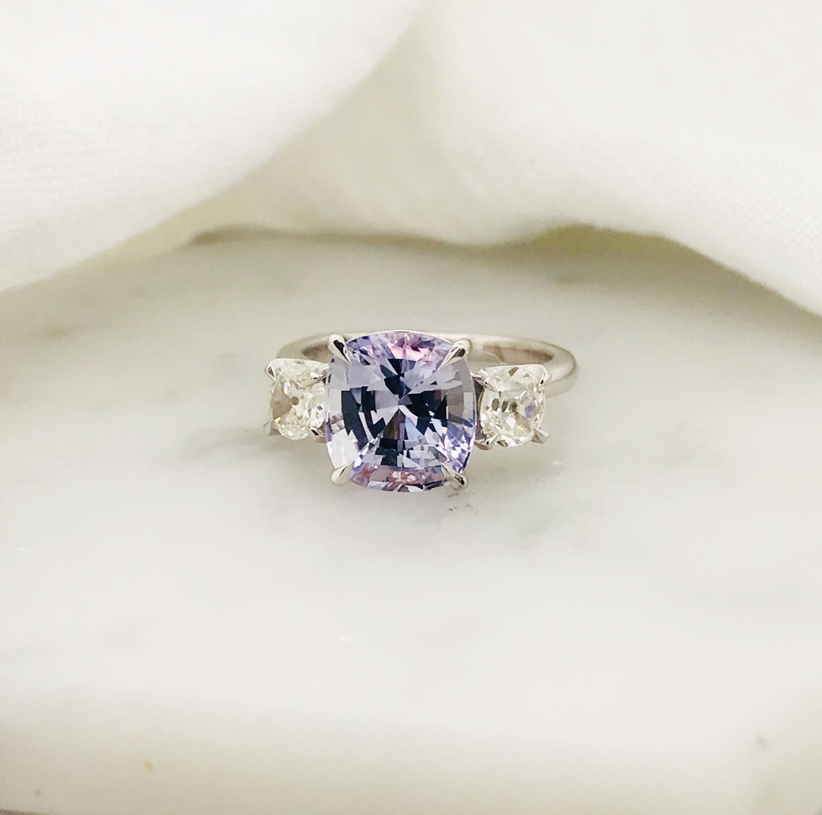 Trilogie-Ring mit 5,32 Karat violettem Saphir und Diamant im alten Minenschliff mit rosa Diamanten (Zeitgenössisch)