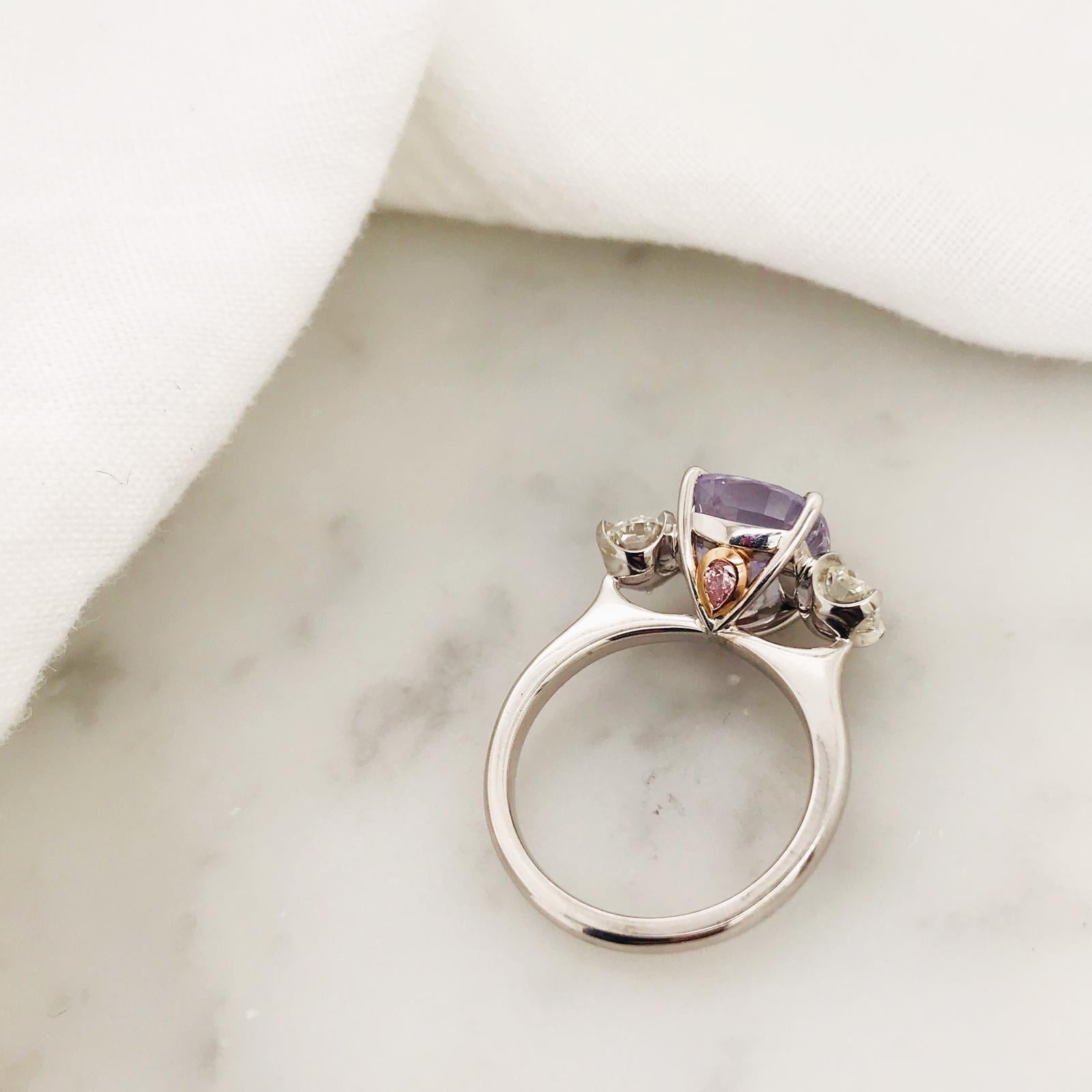 Trilogie-Ring mit 5,32 Karat violettem Saphir und Diamant im alten Minenschliff mit rosa Diamanten (Alteuropäischer Brillantschliff)