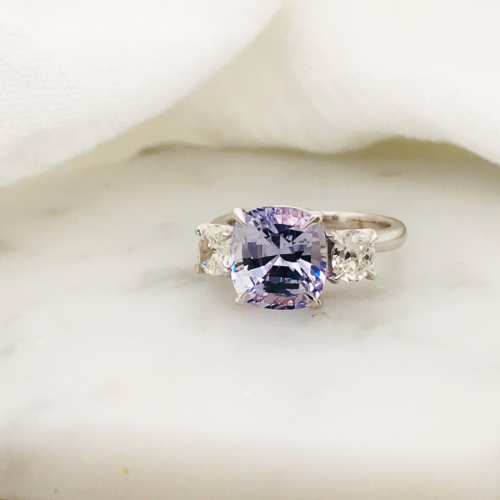 Trilogie-Ring mit 5,32 Karat violettem Saphir und Diamant im alten Minenschliff mit rosa Diamanten im Zustand „Gut“ in Brisbane, AU