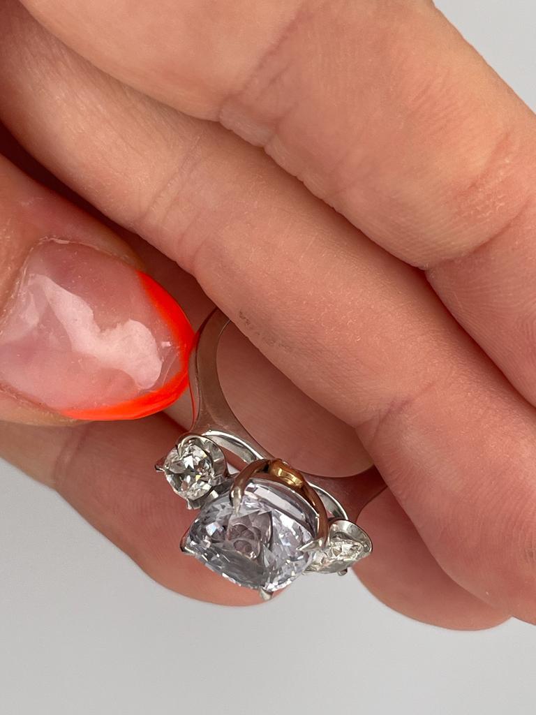 Trilogie-Ring mit 5,32 Karat violettem Saphir und Diamant im alten Minenschliff mit rosa Diamanten 2
