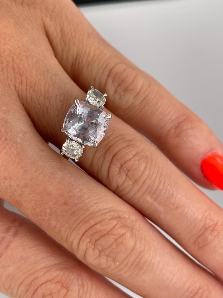 Trilogie-Ring mit 5,32 Karat violettem Saphir und Diamant im alten Minenschliff mit rosa Diamanten 3