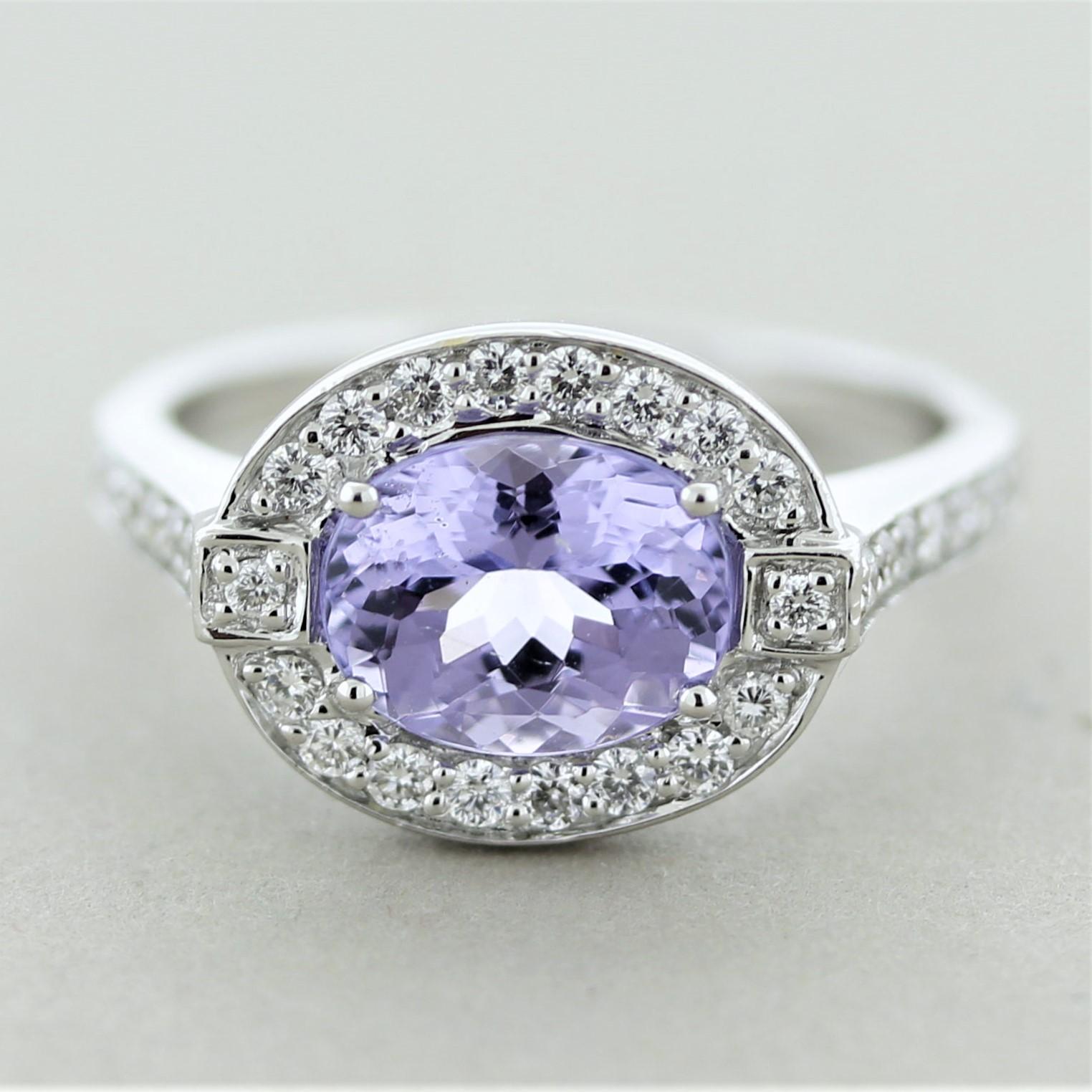 Ein stilvoller Ring mit einem edlen Spinell von 2,31 Karat. Er hat eine helle und lebendige violette Farbe mit ausgezeichneter Dispersion, für die Spinell bekannt ist. Er ist mit 0,42 Karat runden Diamanten im Brillantschliff besetzt, die um den