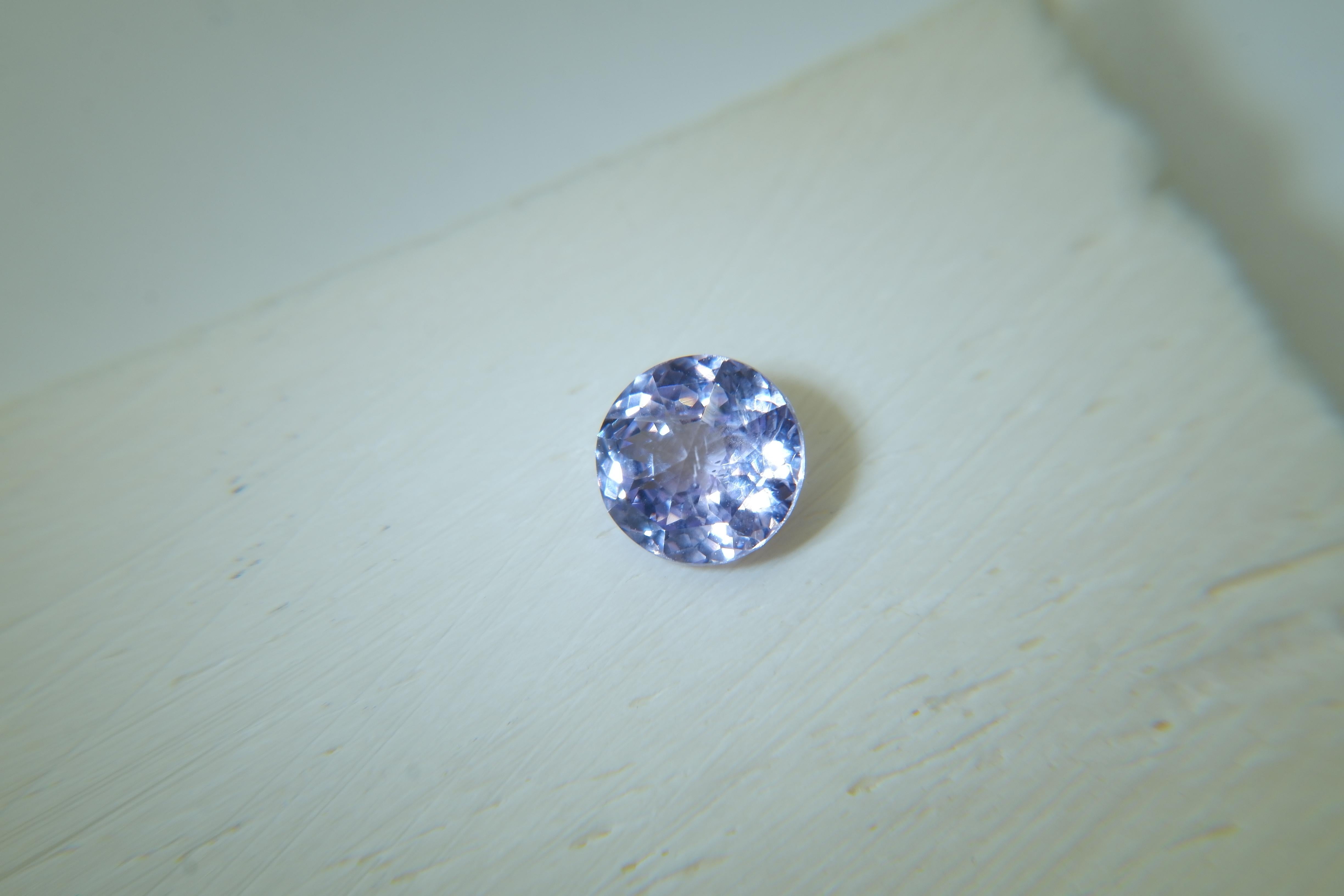 EDELSTEIN-TYP: Unerhitzter natürlicher Spinell, 
APPRAISED PREMIUM: GIA-zertifizierter Vivid Violet Spinel
EMPFOHLENE SCHMUCKFASSUNGEN: Solitär Ring, Spinell Verlobungsring, August Geburtsstein Ring, Frauen Jahrestag Ring
ZERTIFIKAT: IGL/GIA
