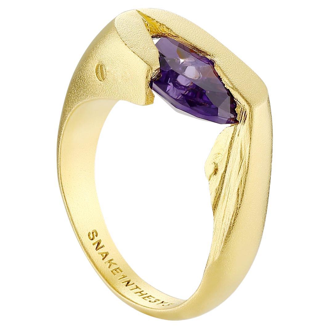 Violet Stone in Broken Brick  - 14k gold pinky ring For Sale