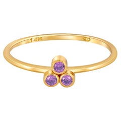 Violetter Ring mit drei Steinen aus 14k Gold. 
