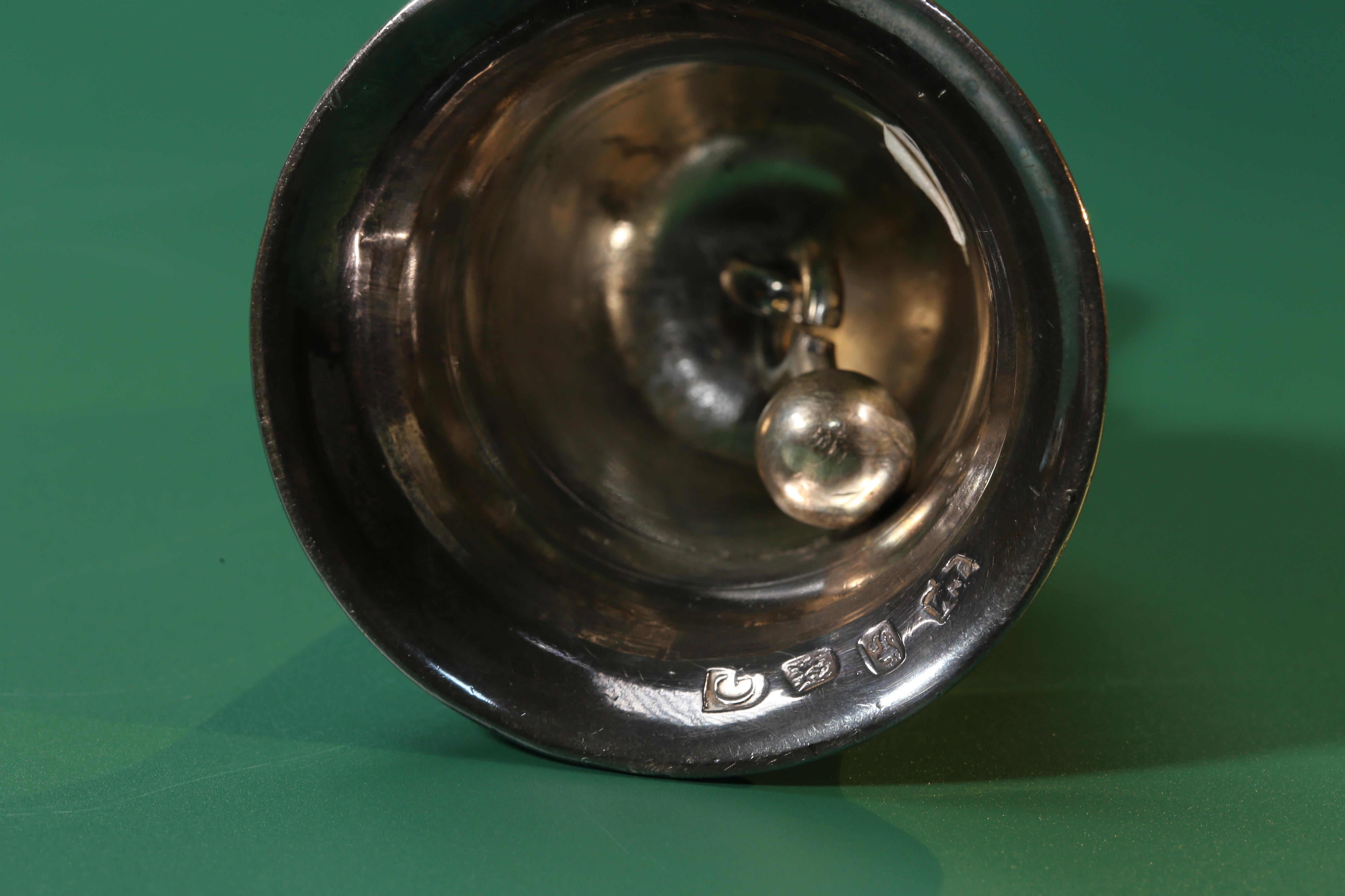 Campana de mesa de plata de Jorge II de Violet Trefusis, subasta Christie's 2012 en venta 3