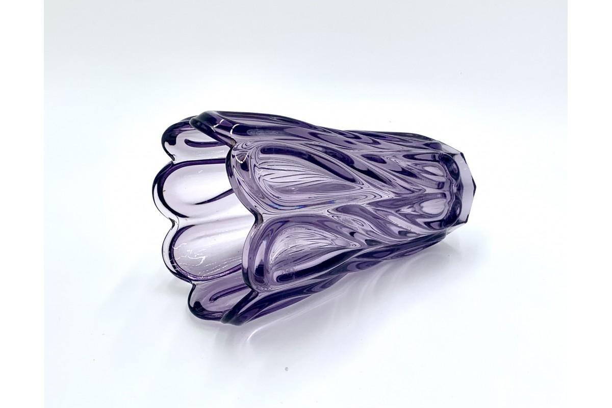 A beautiful glass vase in a purple color. Comes from the Czech Republic, the author of the project is František Pecený (Hermanova Hut), produced in the 70s. Very good condition.

Measures: Height 19cm / diameter 12cm.