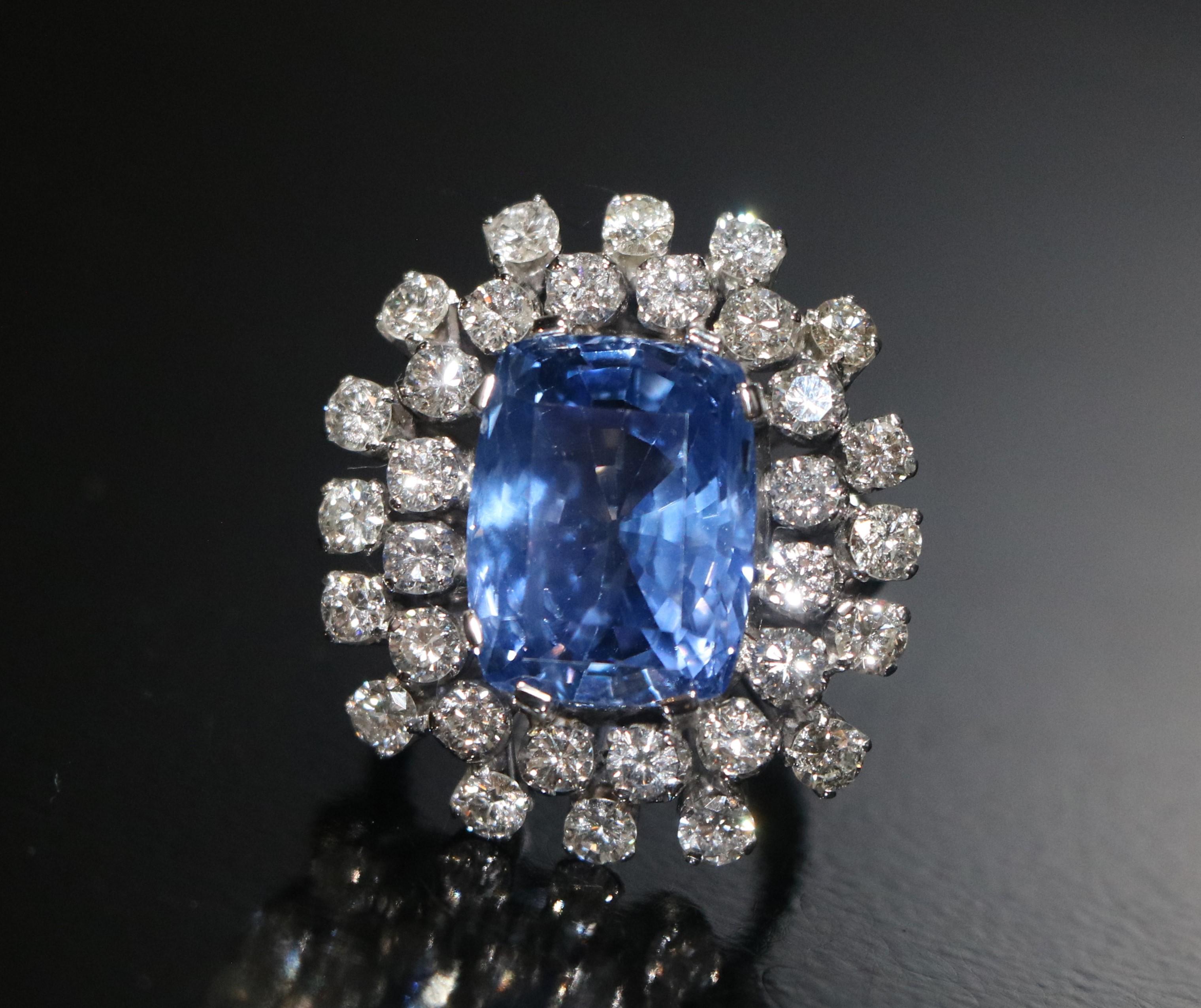 Ring mit violettem blauem Saphir (Kissenschliff) im Angebot