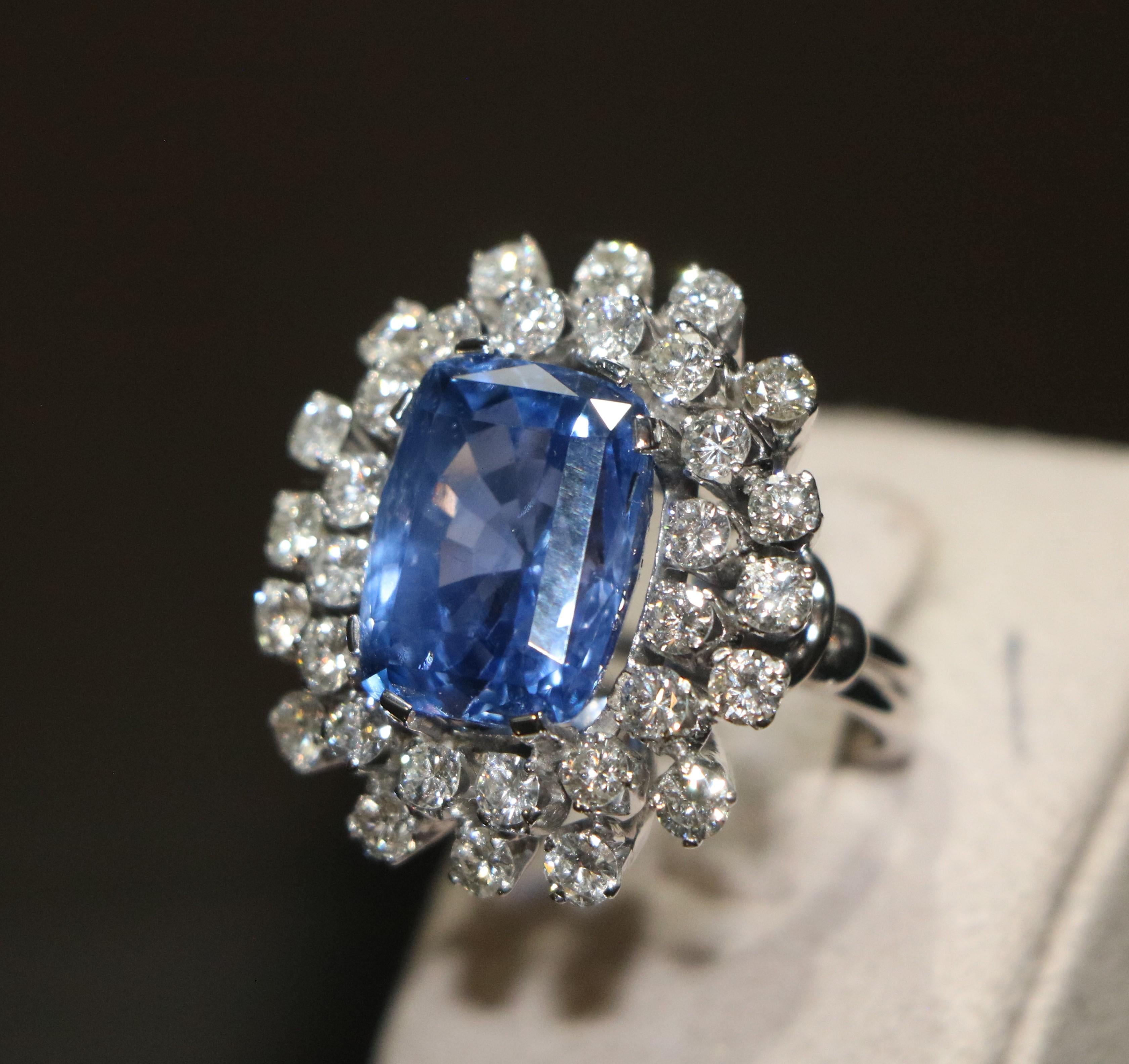 Ring mit violettem blauem Saphir im Angebot 3