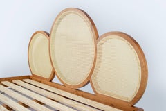 Violettes Bett von KLN Studio aus Kirsche und natürlichem Schilfrohr (King-Größe abgebildet)