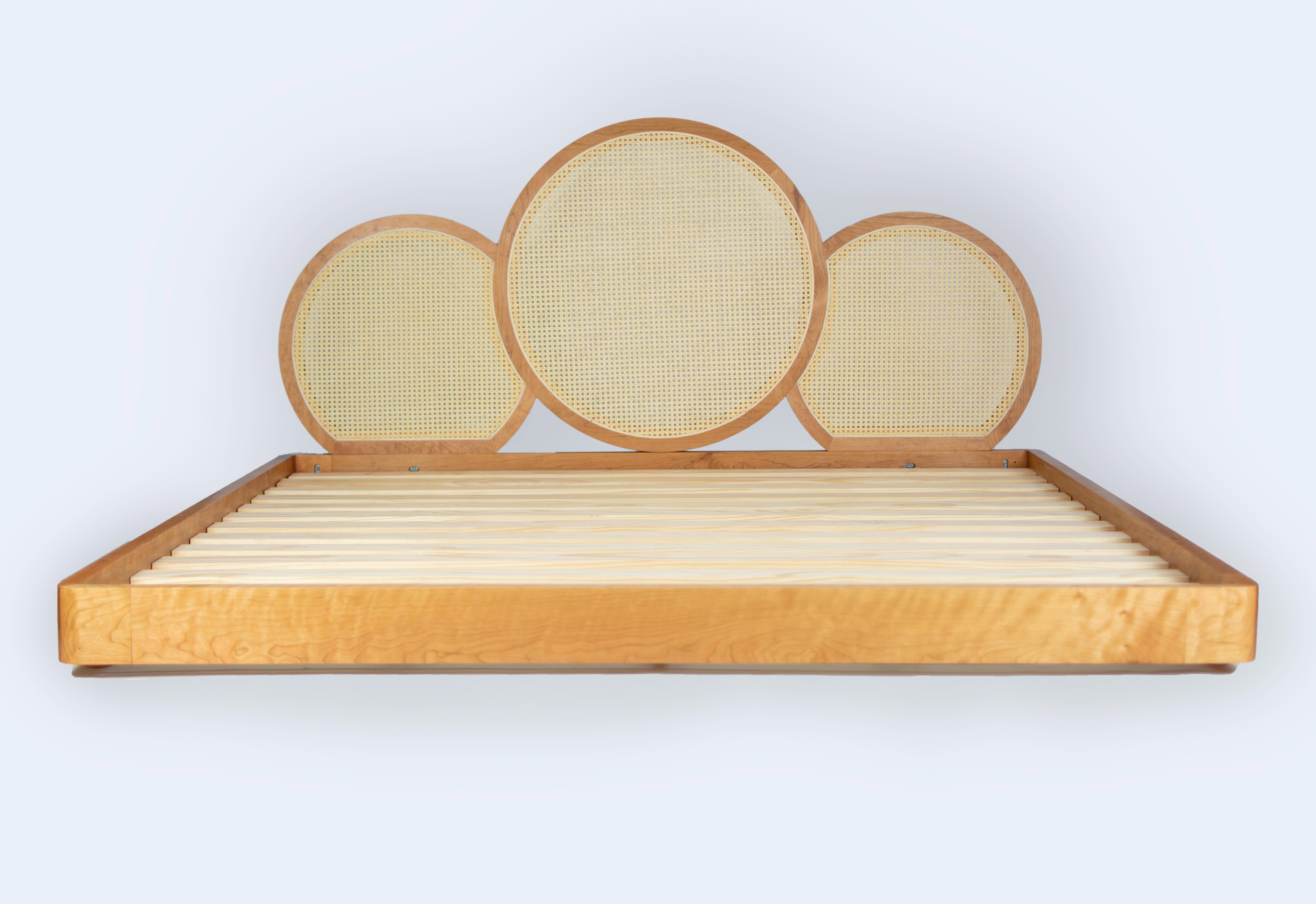 Violettes Bett von KLN Studio aus Kirsche und natürlichem Schilfrohr (King-Größe abgebildet) (amerikanisch) im Angebot
